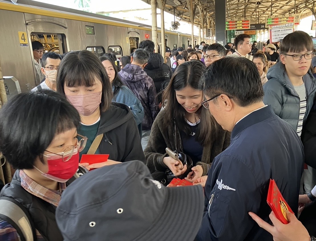 春節首日湧人潮  黃偉哲赴高鐵及台鐵視察疏運發送祝福