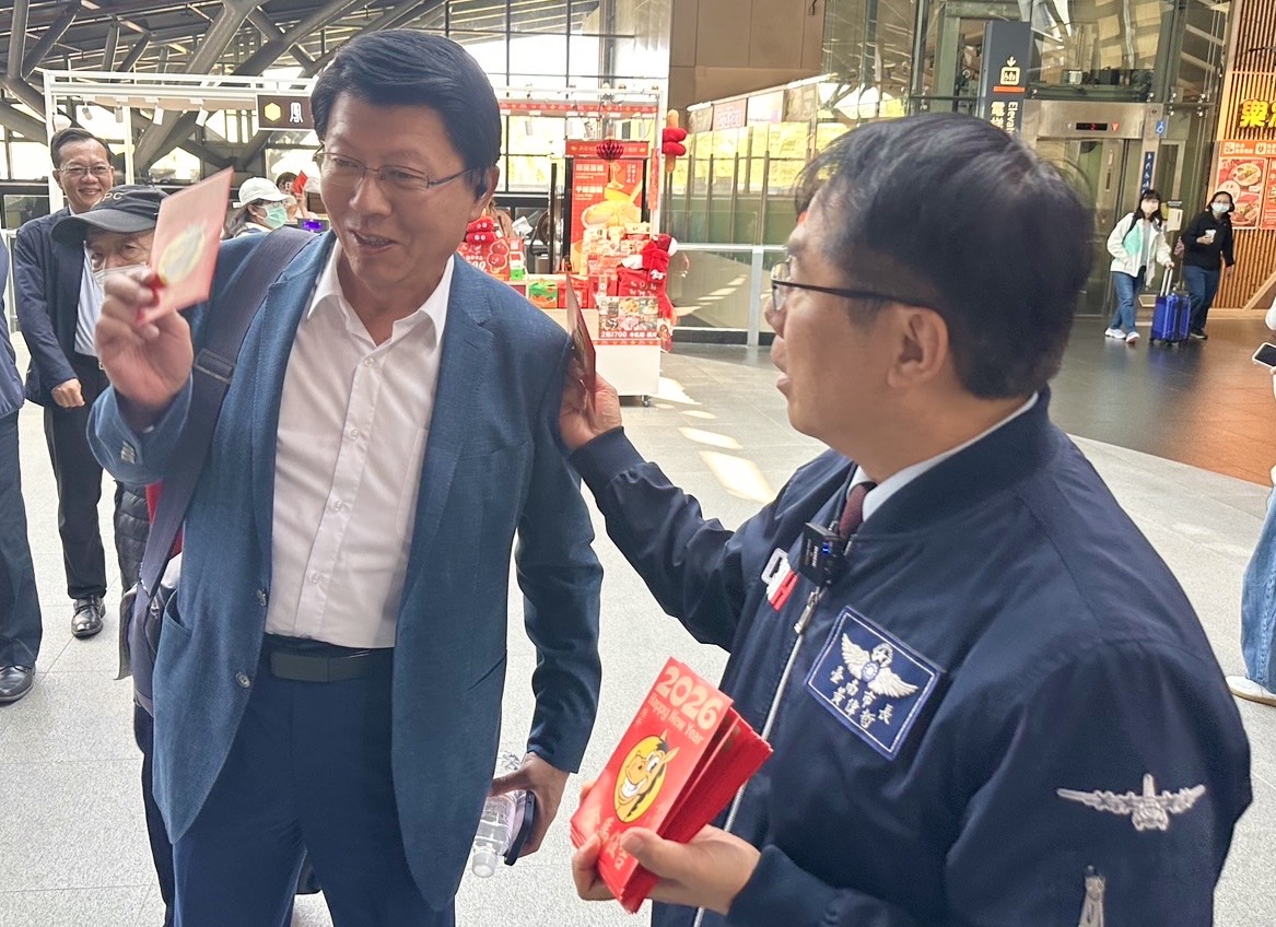 春節首日湧人潮  黃偉哲赴高鐵及台鐵視察疏運發送祝福