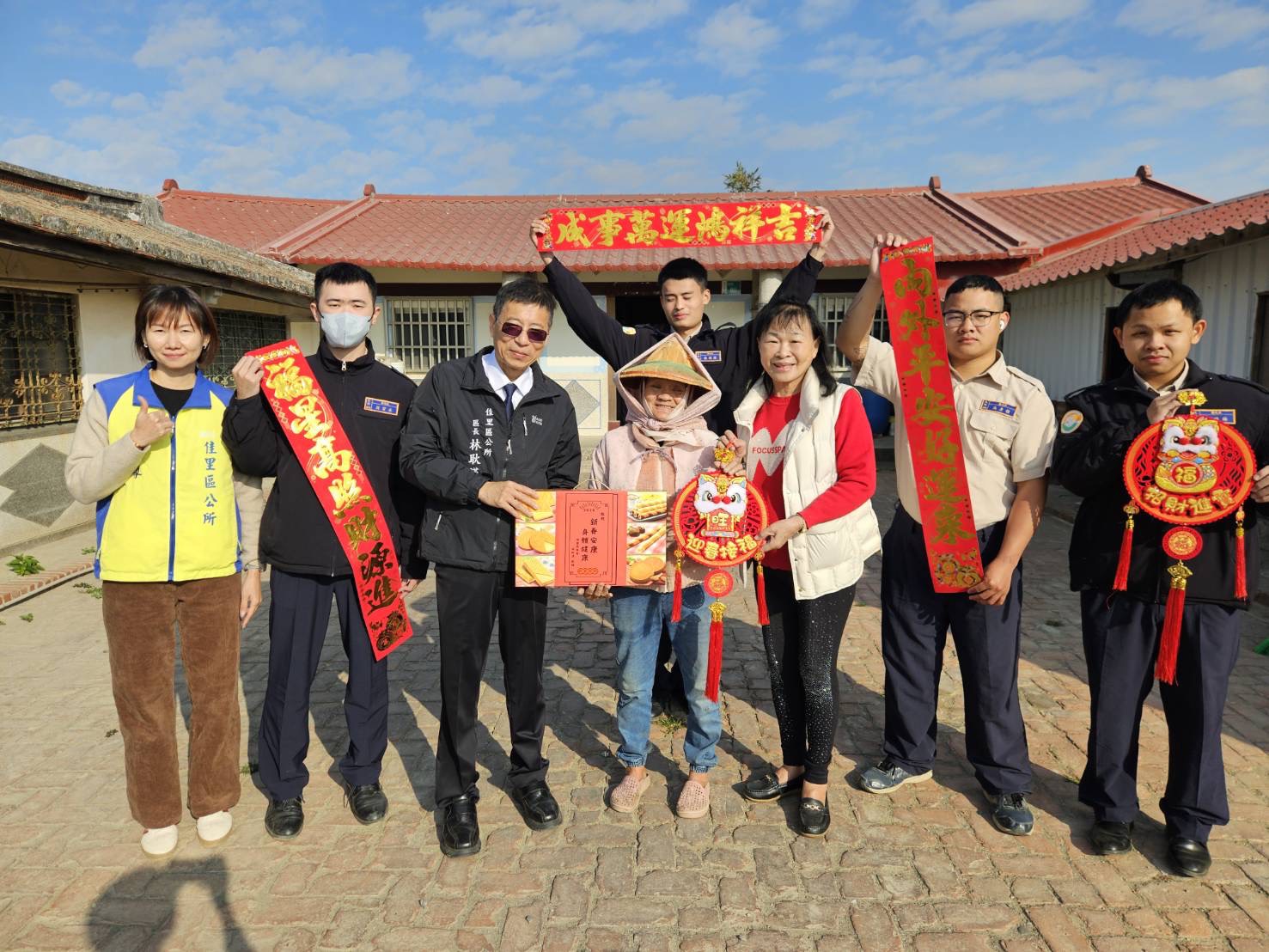 役男展現大愛，於春節前協助清理獨居長者家戶，讓長者過好年