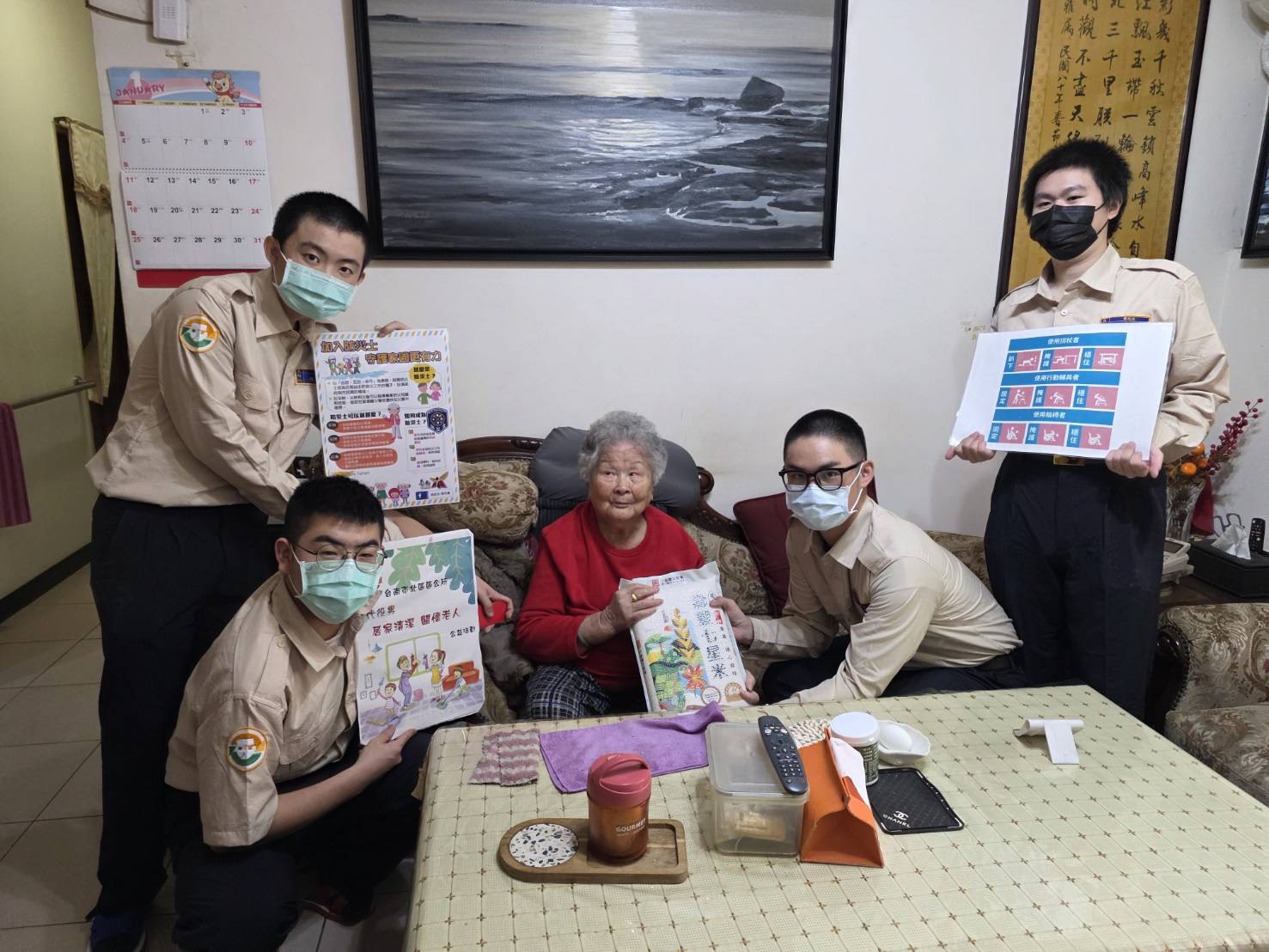 役男展現大愛，於春節前協助清理獨居長者家戶，讓長者過好年