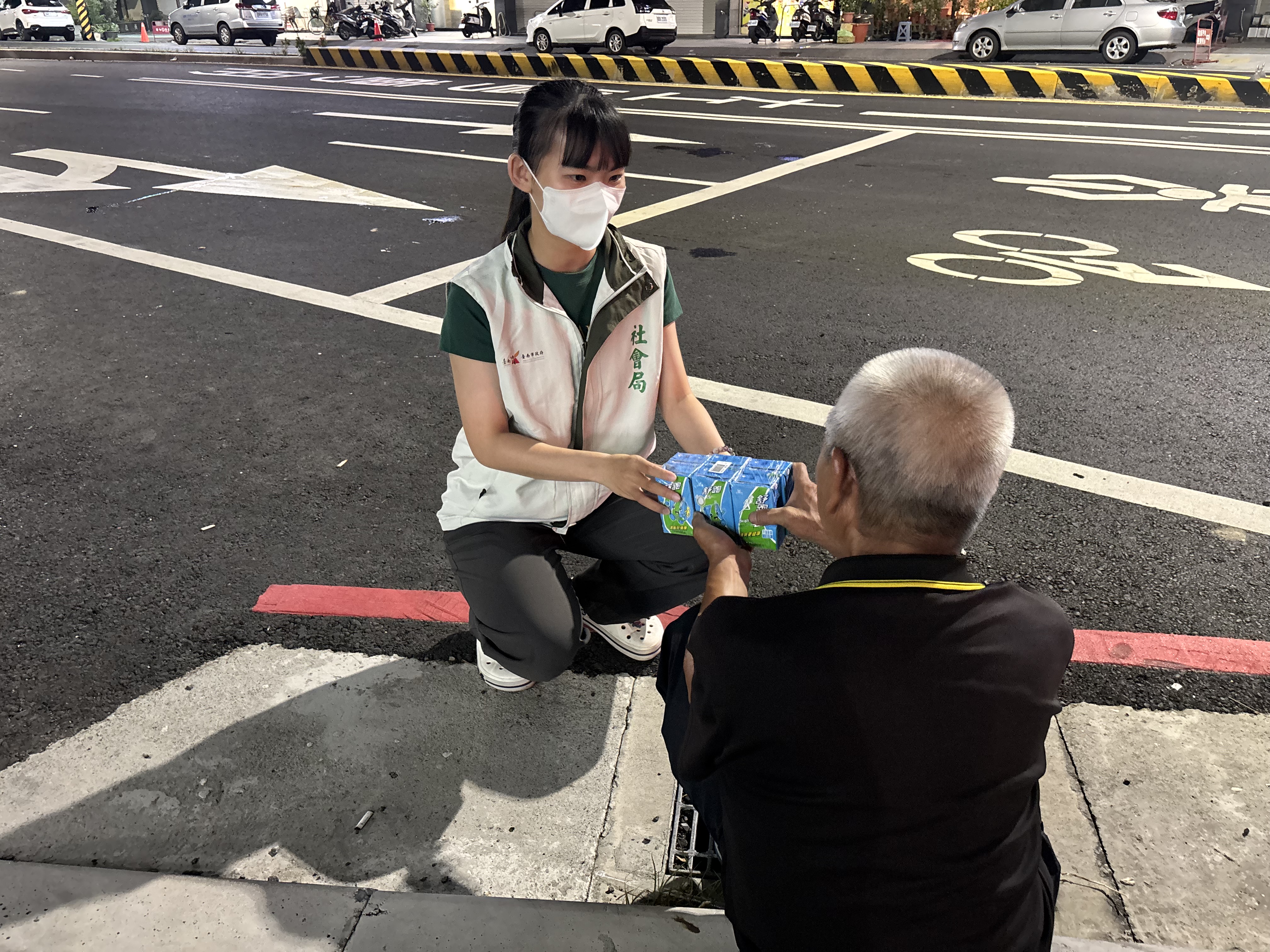 把溫暖送到最需要的地方 黃偉哲：市府提前部署支持脆弱家庭與街友