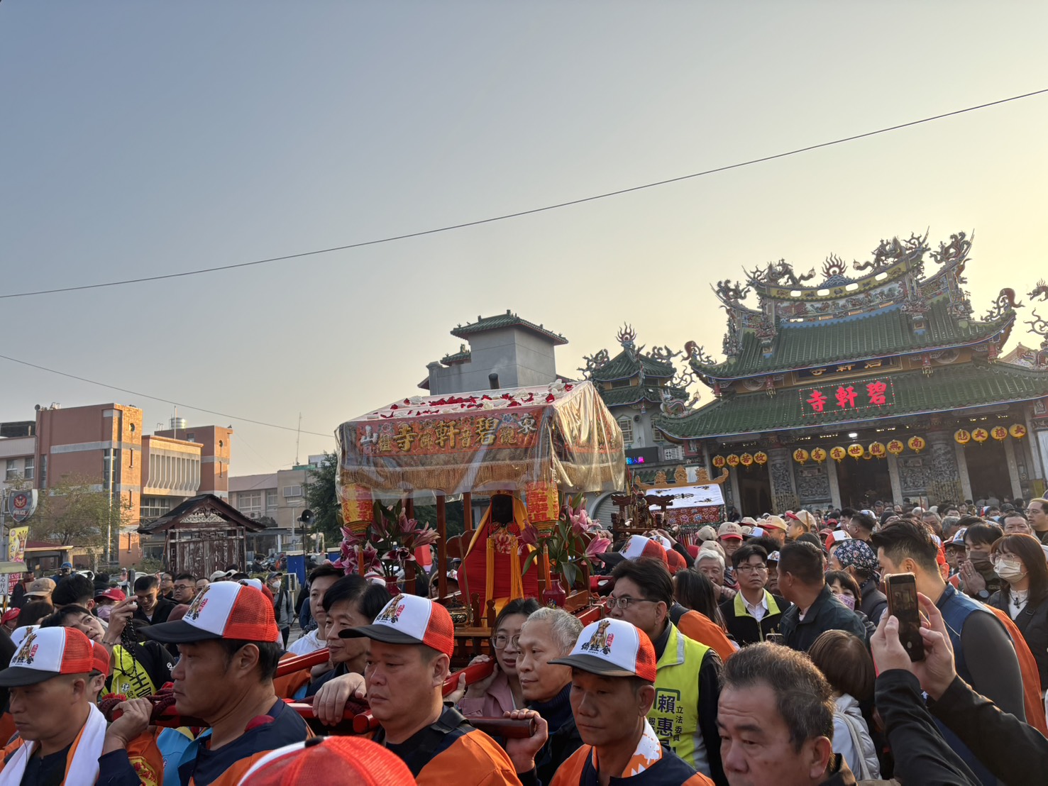 台南金馬武吉城隍遶境盛大登場，祈福迎春人潮湧入！