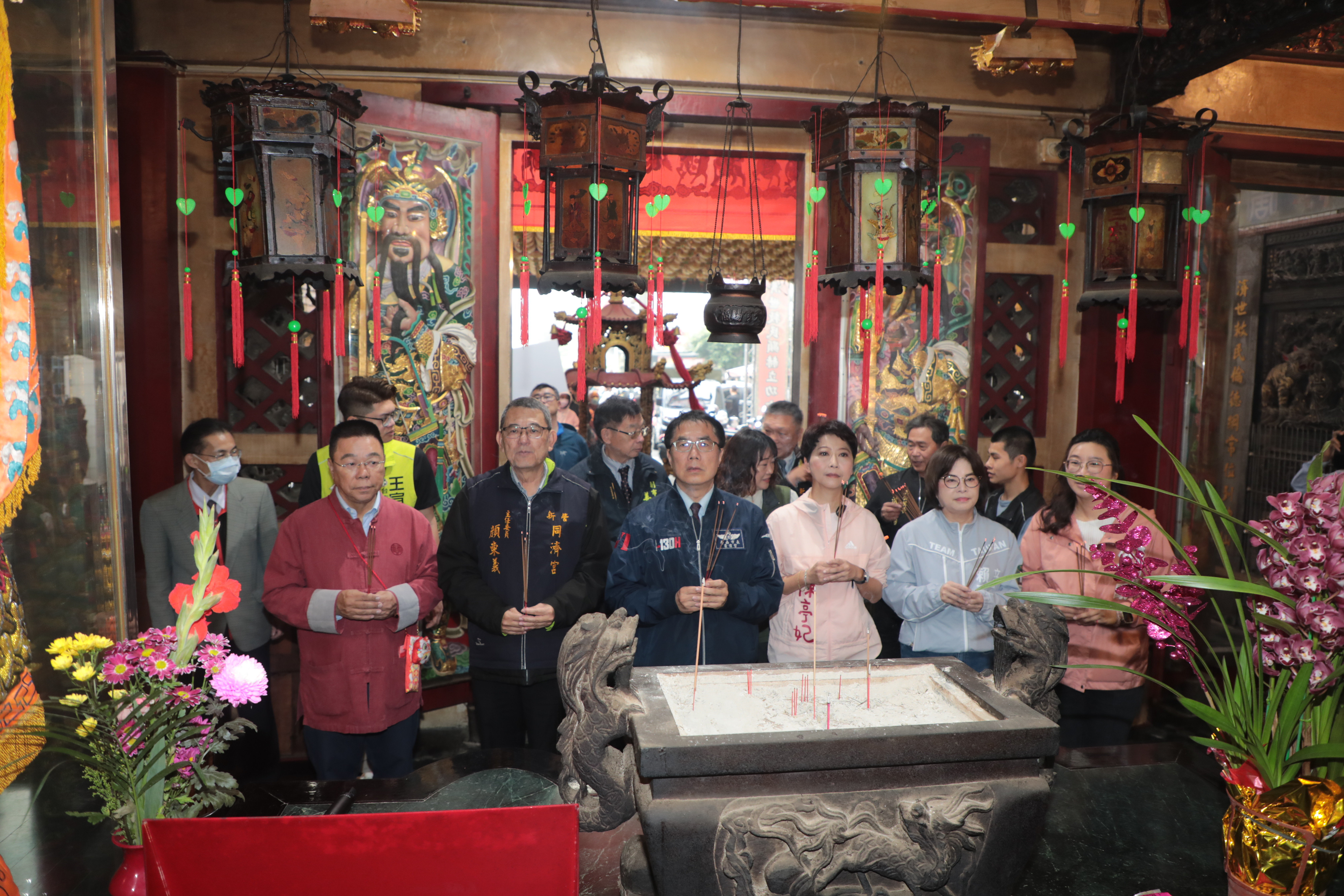 除夕廟宇祈福  黃偉哲走訪新營同濟宮、鹽水武廟祈求國泰民安