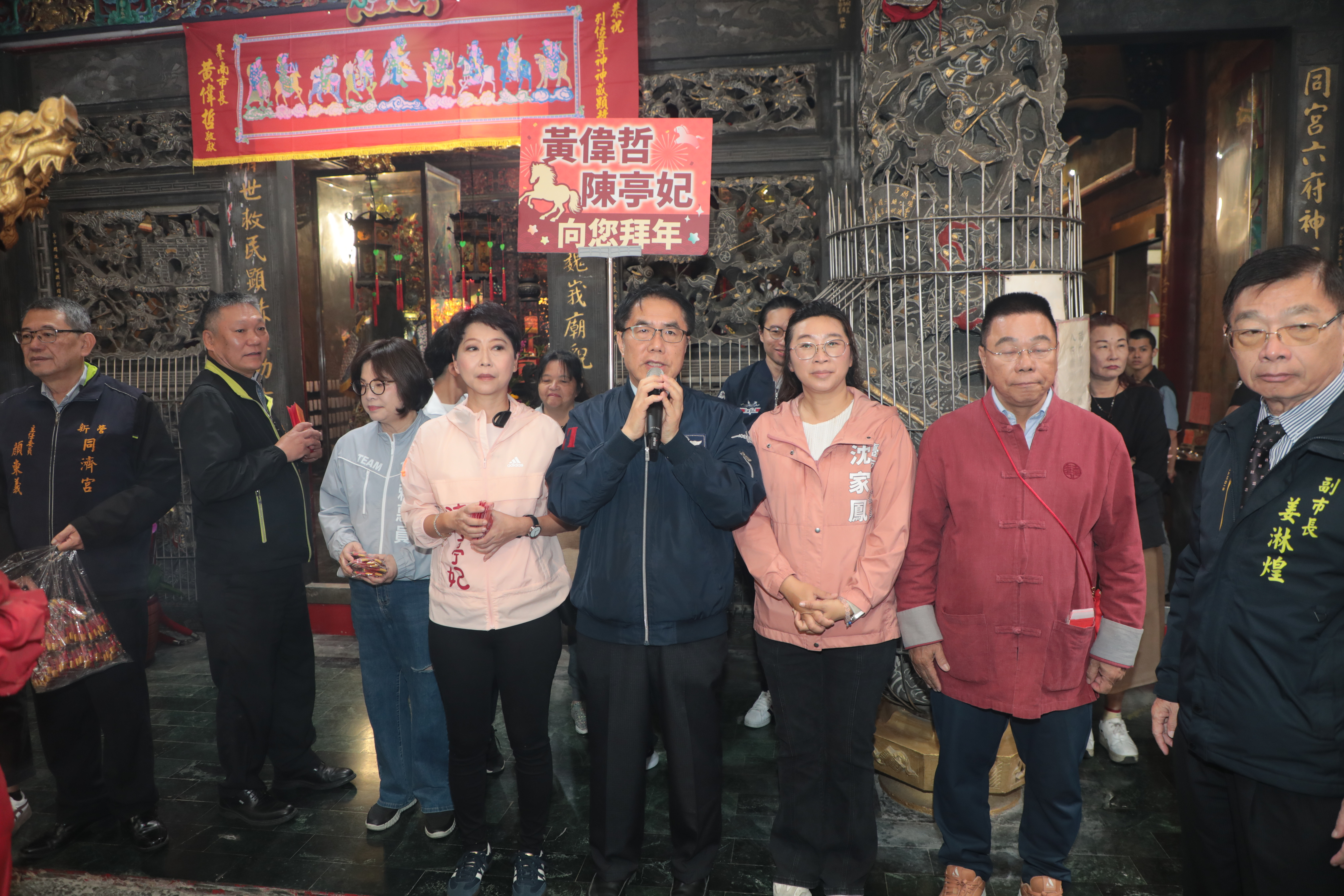 除夕廟宇祈福  黃偉哲走訪新營同濟宮、鹽水武廟祈求國泰民安