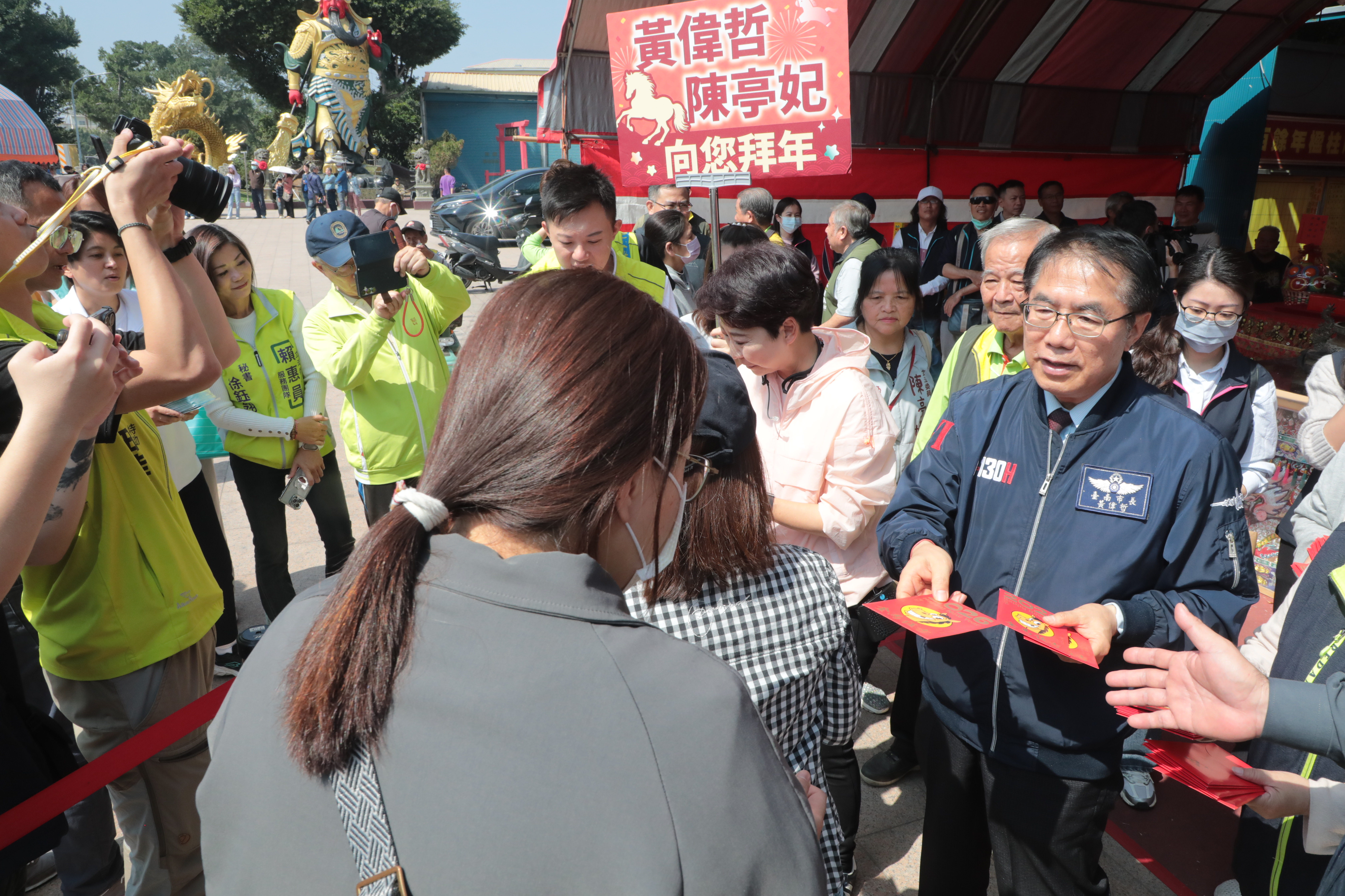 除夕廟宇祈福  黃偉哲走訪新營同濟宮、鹽水武廟祈求國泰民安