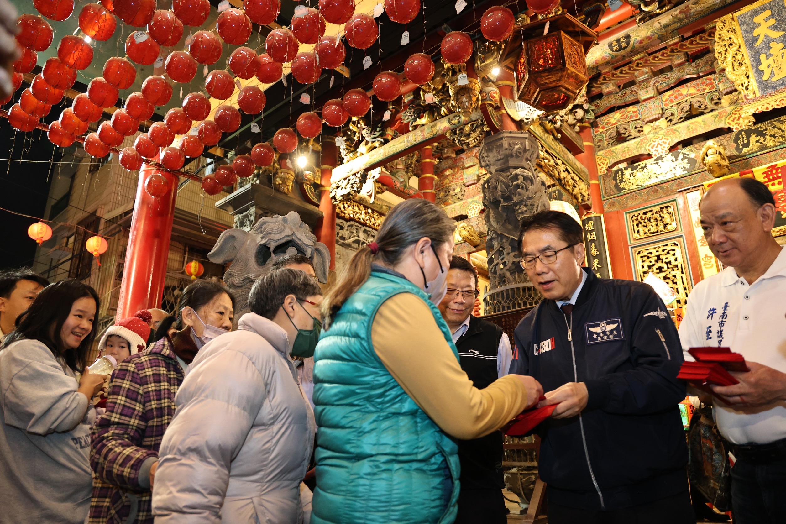 除夕守歲祈福!黃偉哲走訪開基玉皇宮、天壇參香 祈願馬年風調雨順、市民平安