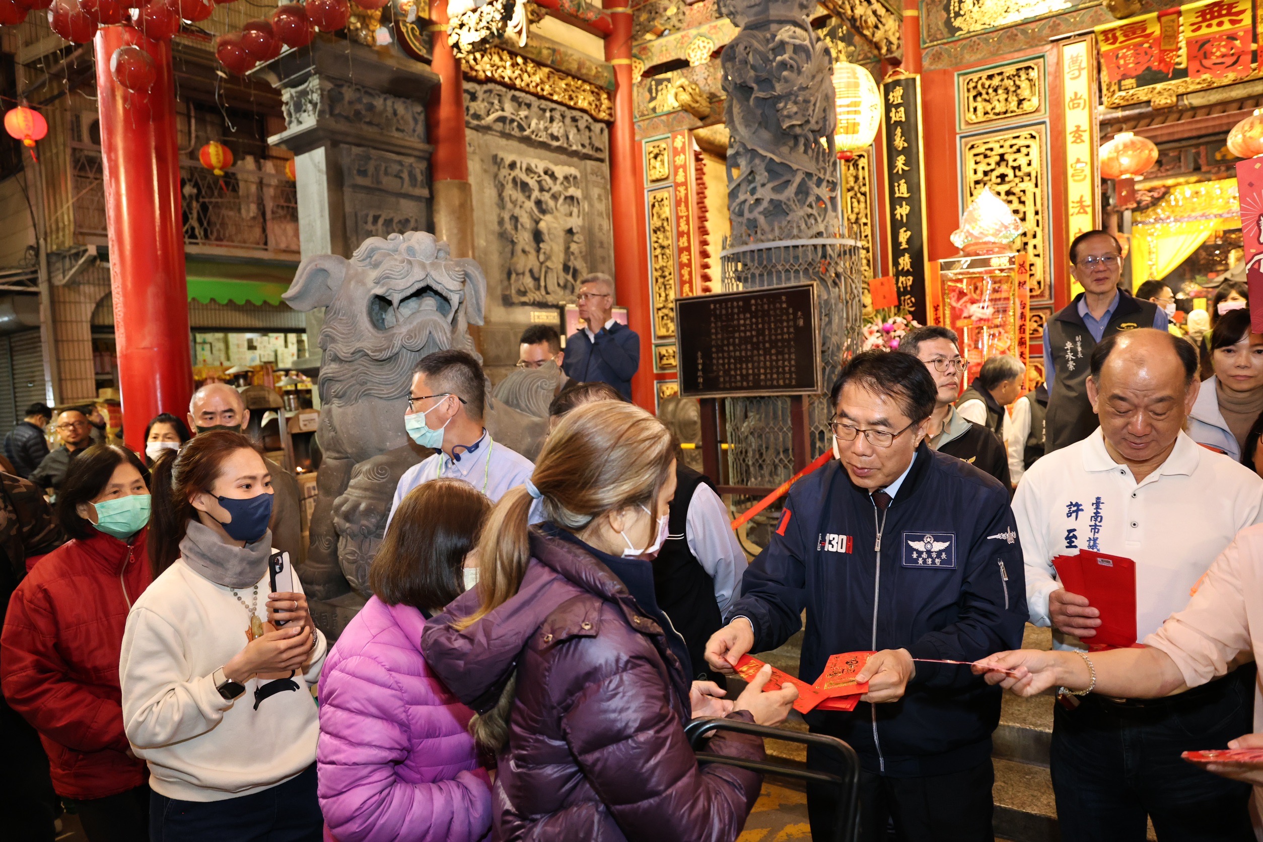 除夕守歲祈福!黃偉哲走訪開基玉皇宮、天壇參香 祈願馬年風調雨順、市民平安