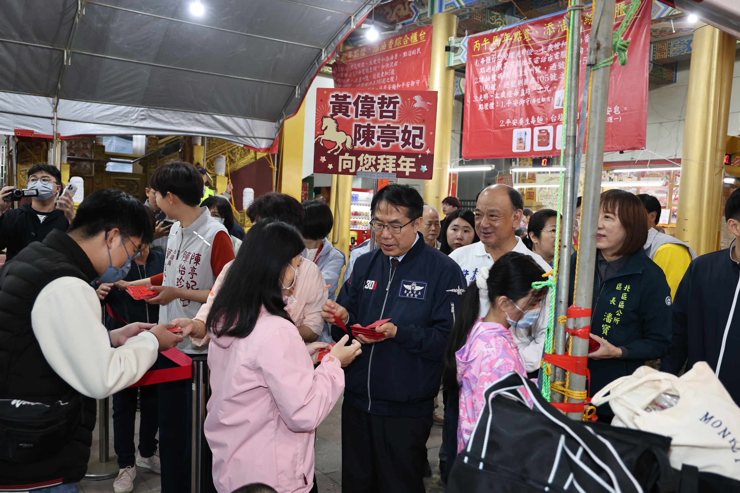 除夕守歲祈福！黃偉哲走訪開基玉皇宮、天壇參香 祈願馬年風調雨順、市民平安