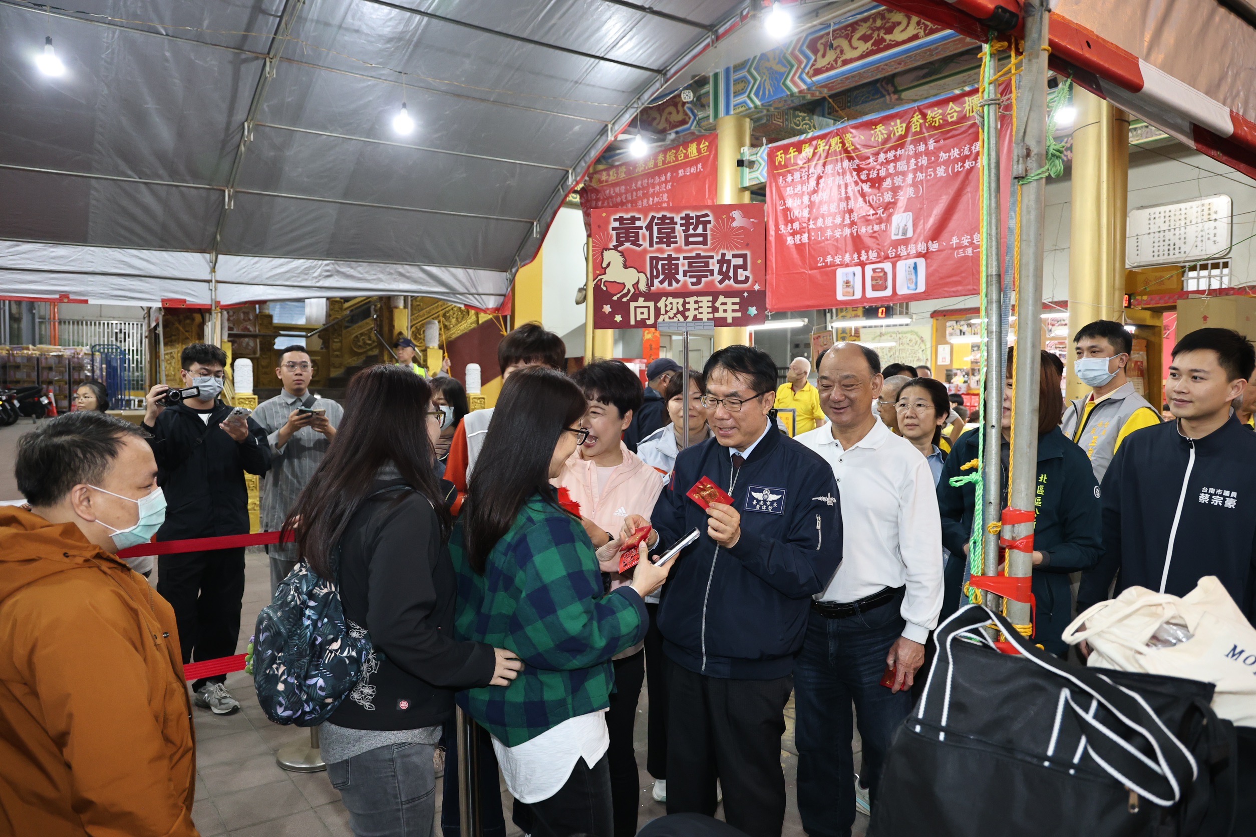 除夕守歲祈福！黃偉哲走訪開基玉皇宮、天壇參香 祈願馬年風調雨順、市民平安