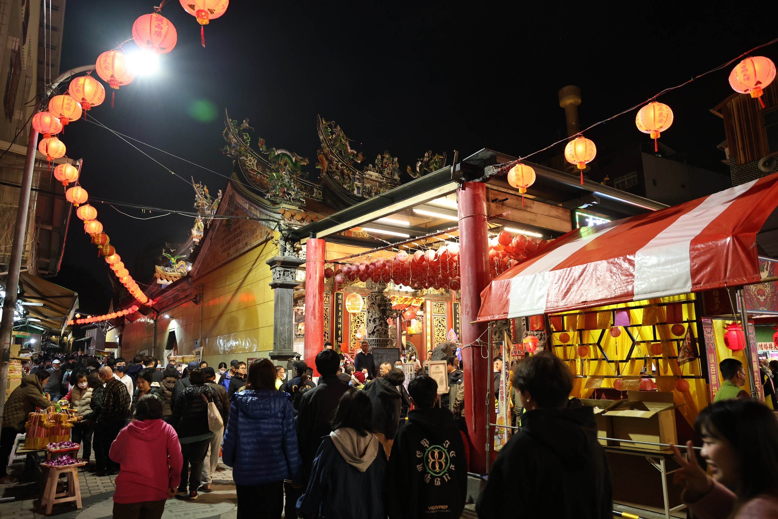 除夕守歲祈福!黃偉哲走訪開基玉皇宮、天壇參香 祈願馬年風調雨順、市民平安