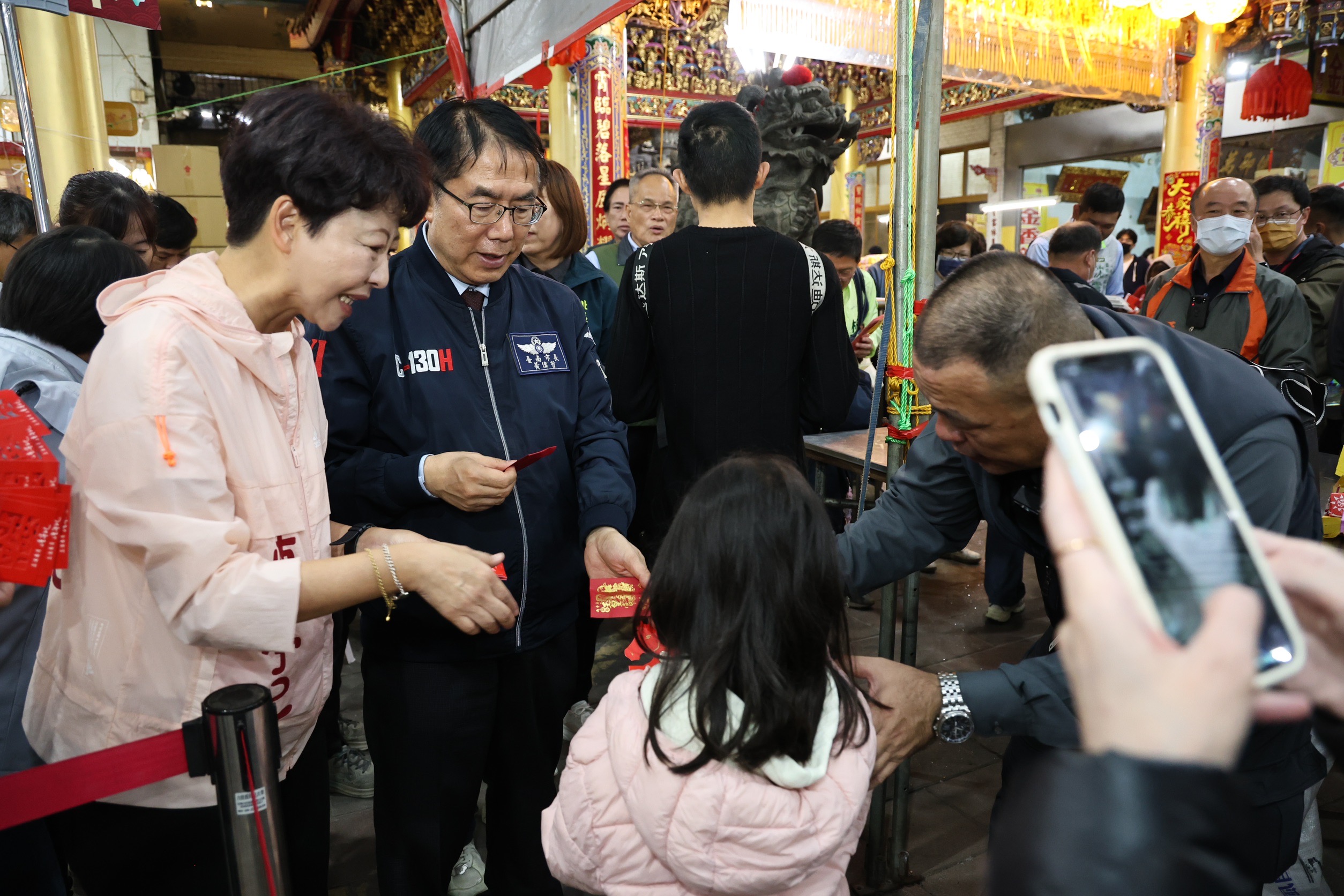 除夕守歲祈福!黃偉哲走訪開基玉皇宮、天壇參香 祈願馬年風調雨順、市民平安