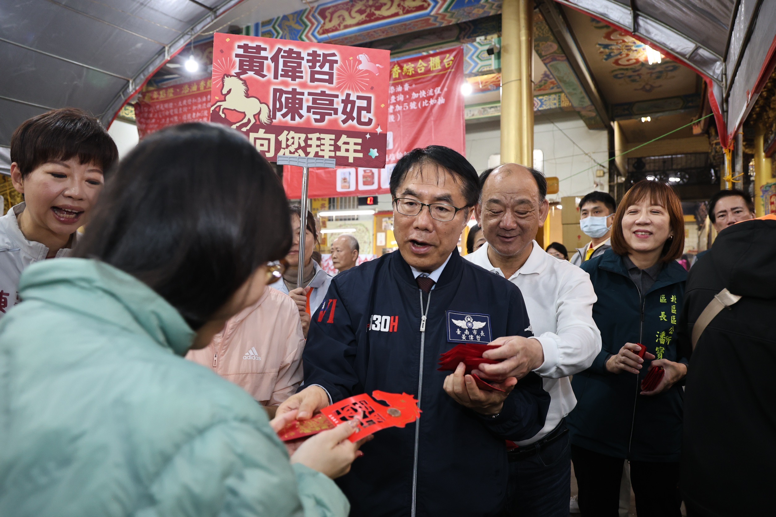 除夕守歲祈福！黃偉哲走訪開基玉皇宮、天壇參香 祈願馬年風調雨順、市民平安