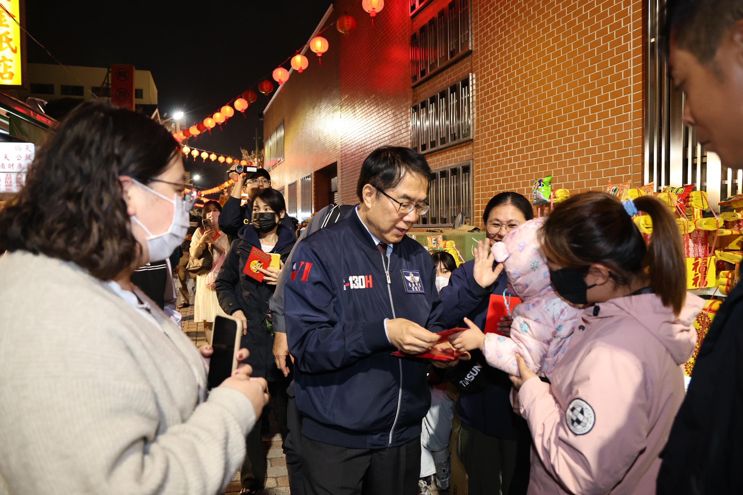 除夕守歲祈福!黃偉哲走訪開基玉皇宮、天壇參香 祈願馬年風調雨順、市民平安