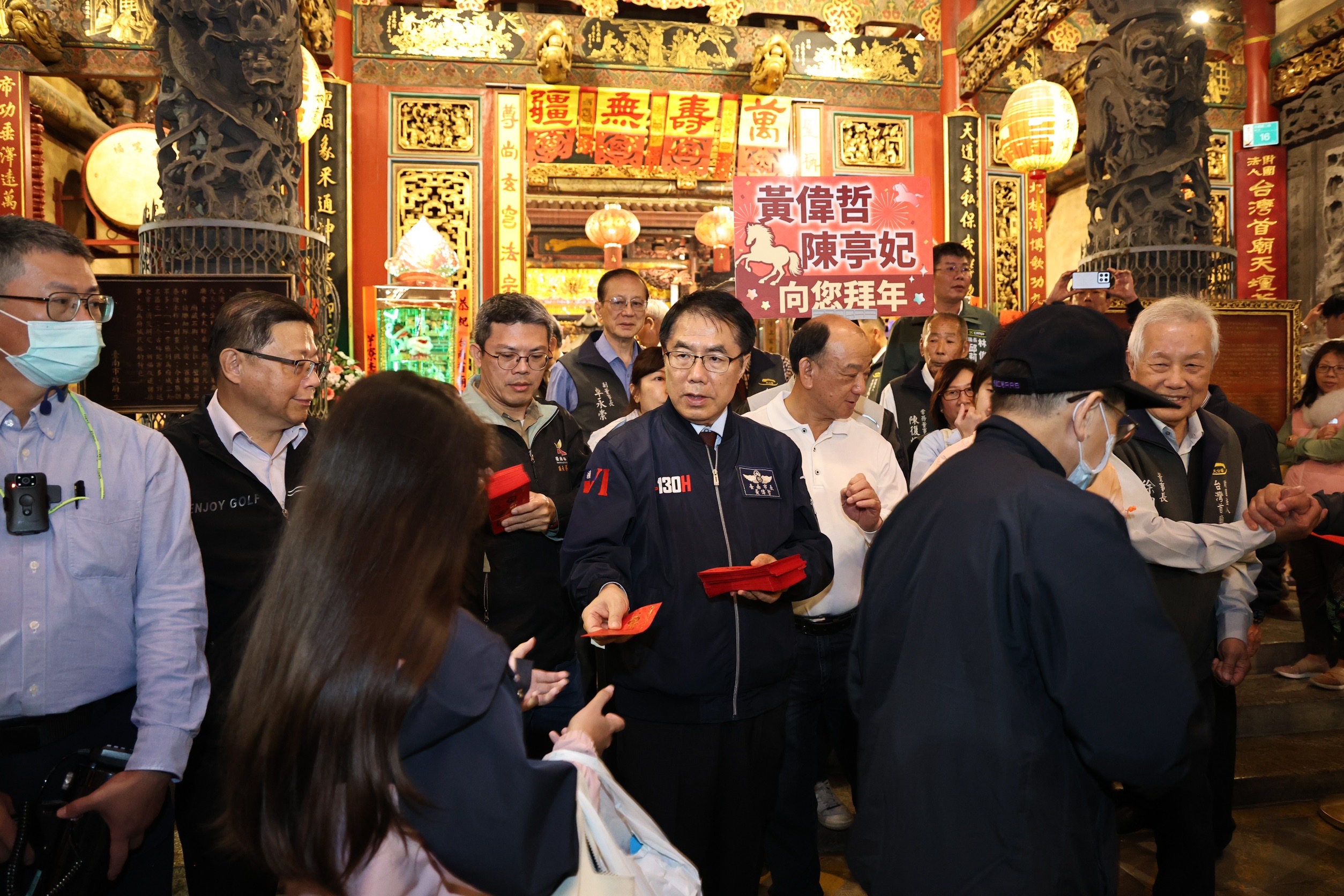 除夕守歲祈福!黃偉哲走訪開基玉皇宮、天壇參香 祈願馬年風調雨順、市民平安