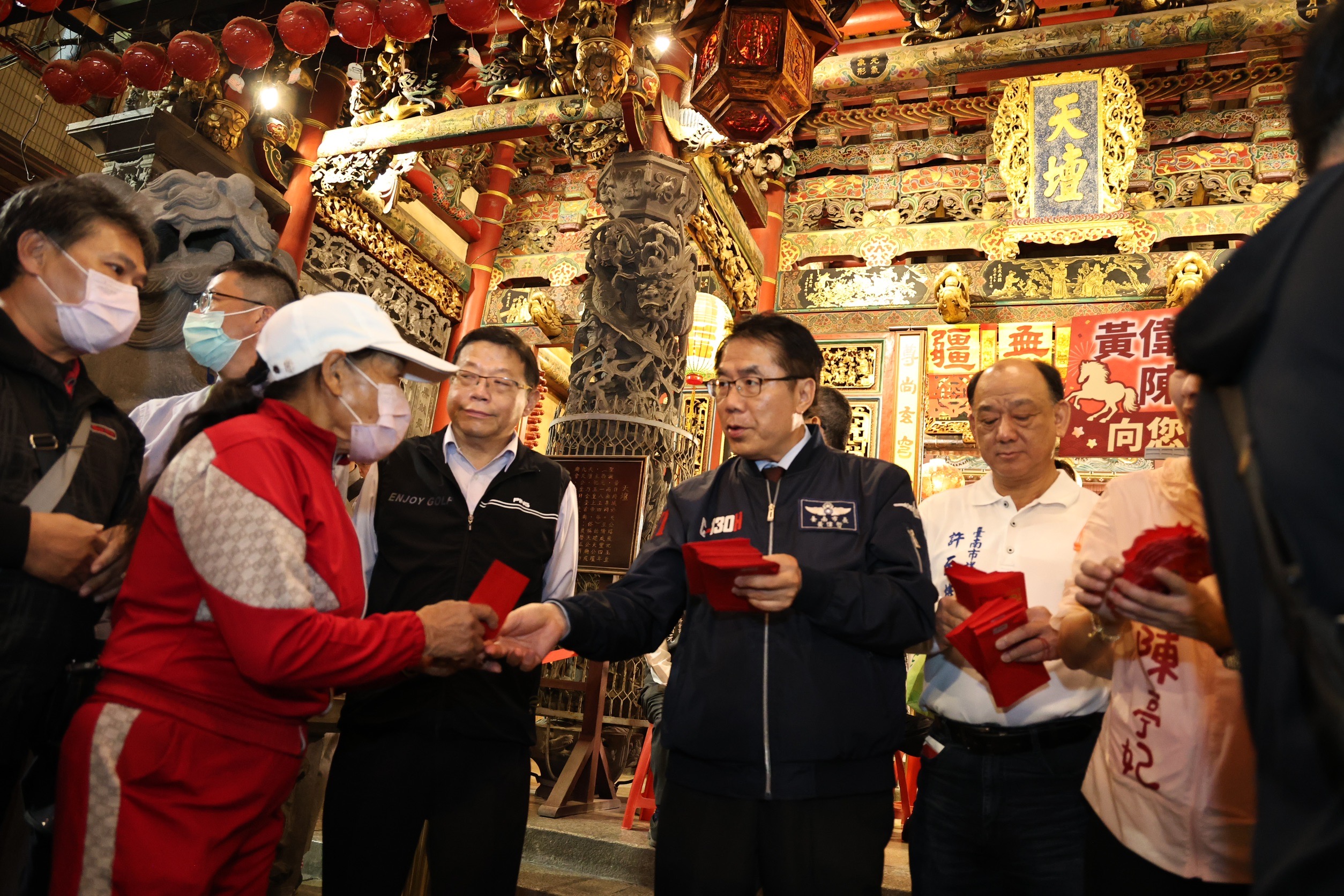 除夕守歲祈福!黃偉哲走訪開基玉皇宮、天壇參香 祈願馬年風調雨順、市民平安