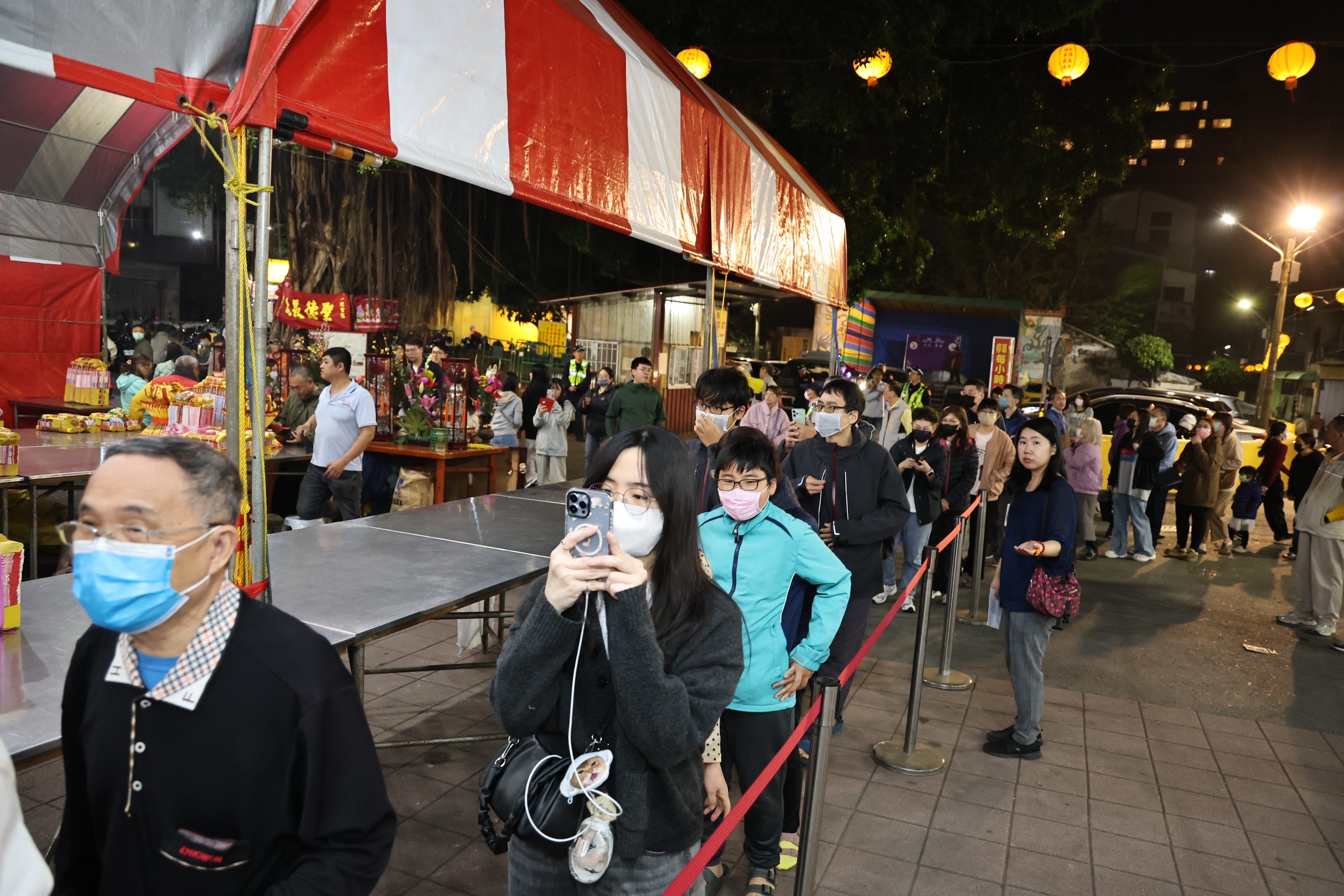 除夕守歲祈福！黃偉哲走訪開基玉皇宮、天壇參香 祈願馬年風調雨順、市民平安