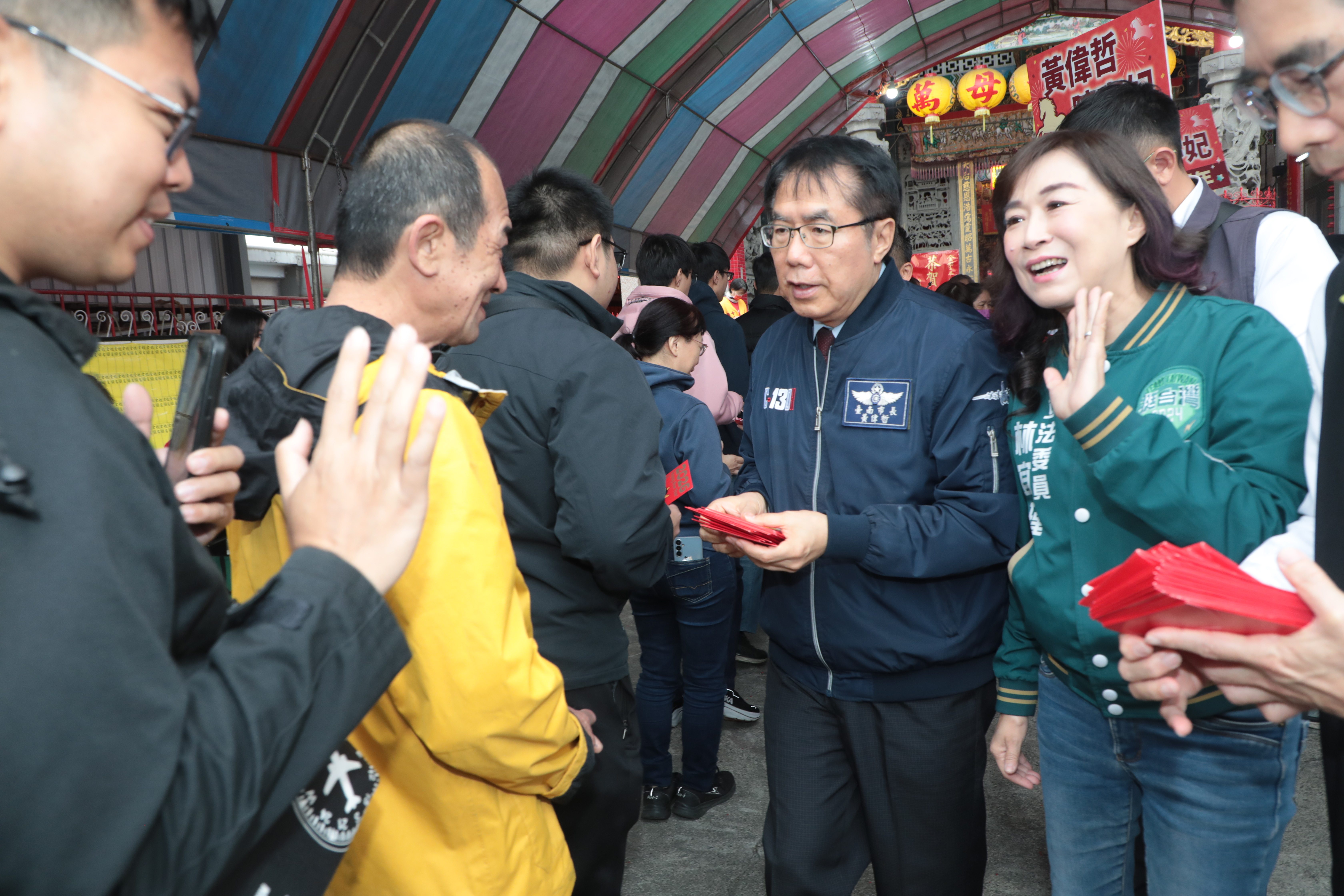 台南市長黃偉哲大年初一新化朝天宮拜年發紅包，祈求市民平安喜樂迎新春