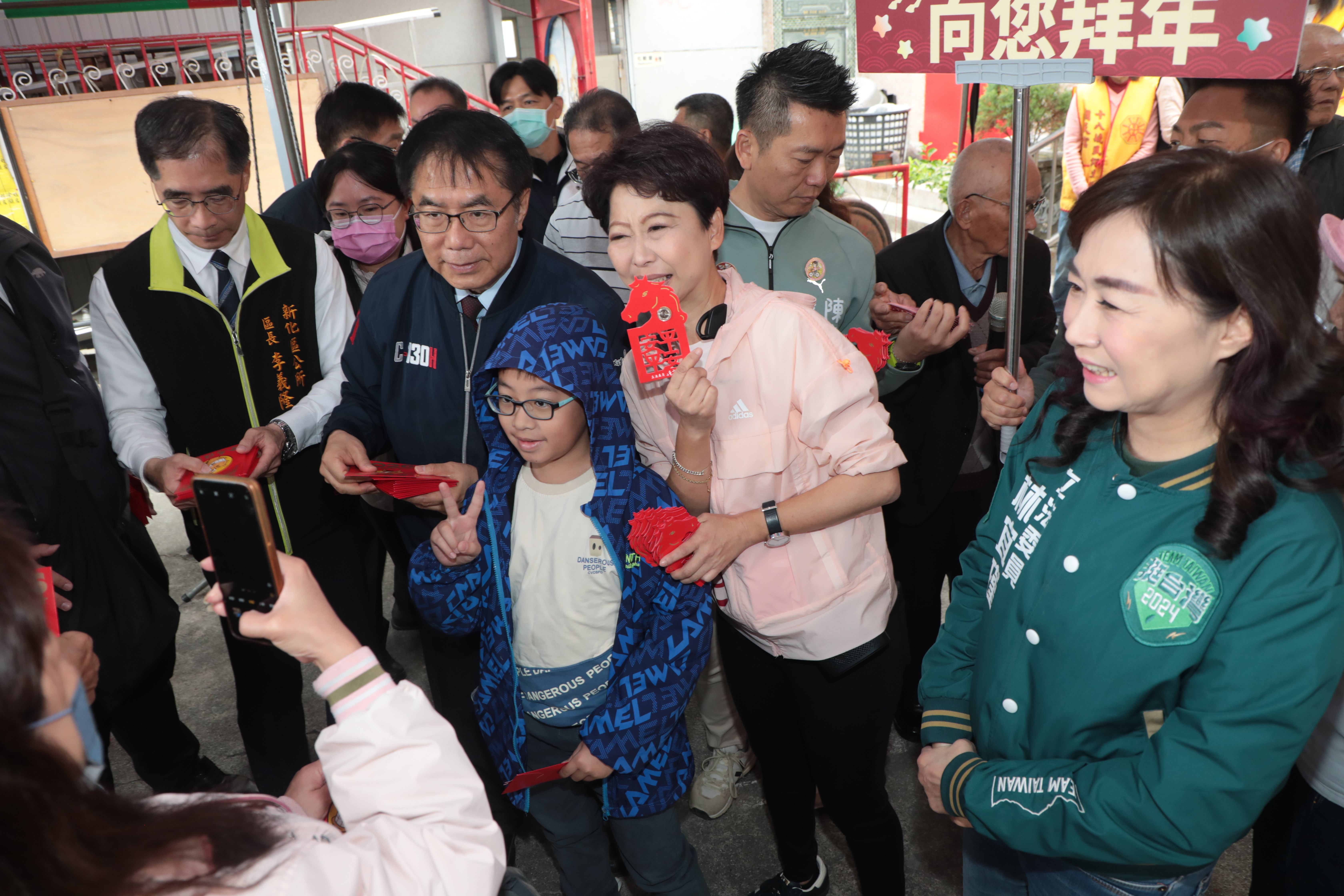 黃偉哲大年初一走春新化朝天宮 向市民拜年發小紅包祈福迎新春