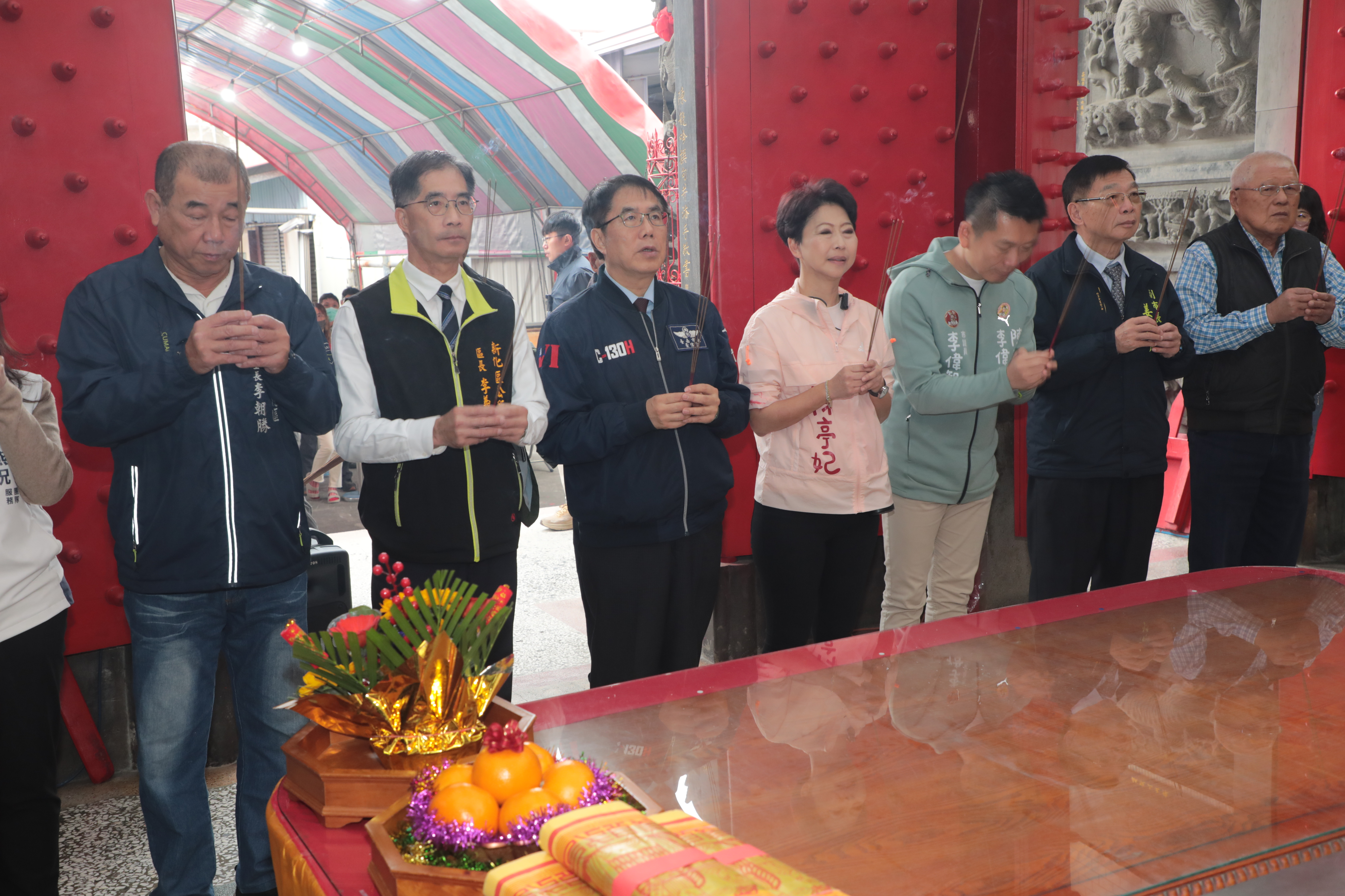 黃偉哲大年初一走春新化朝天宮　向市民拜年發小紅包祈福迎新春