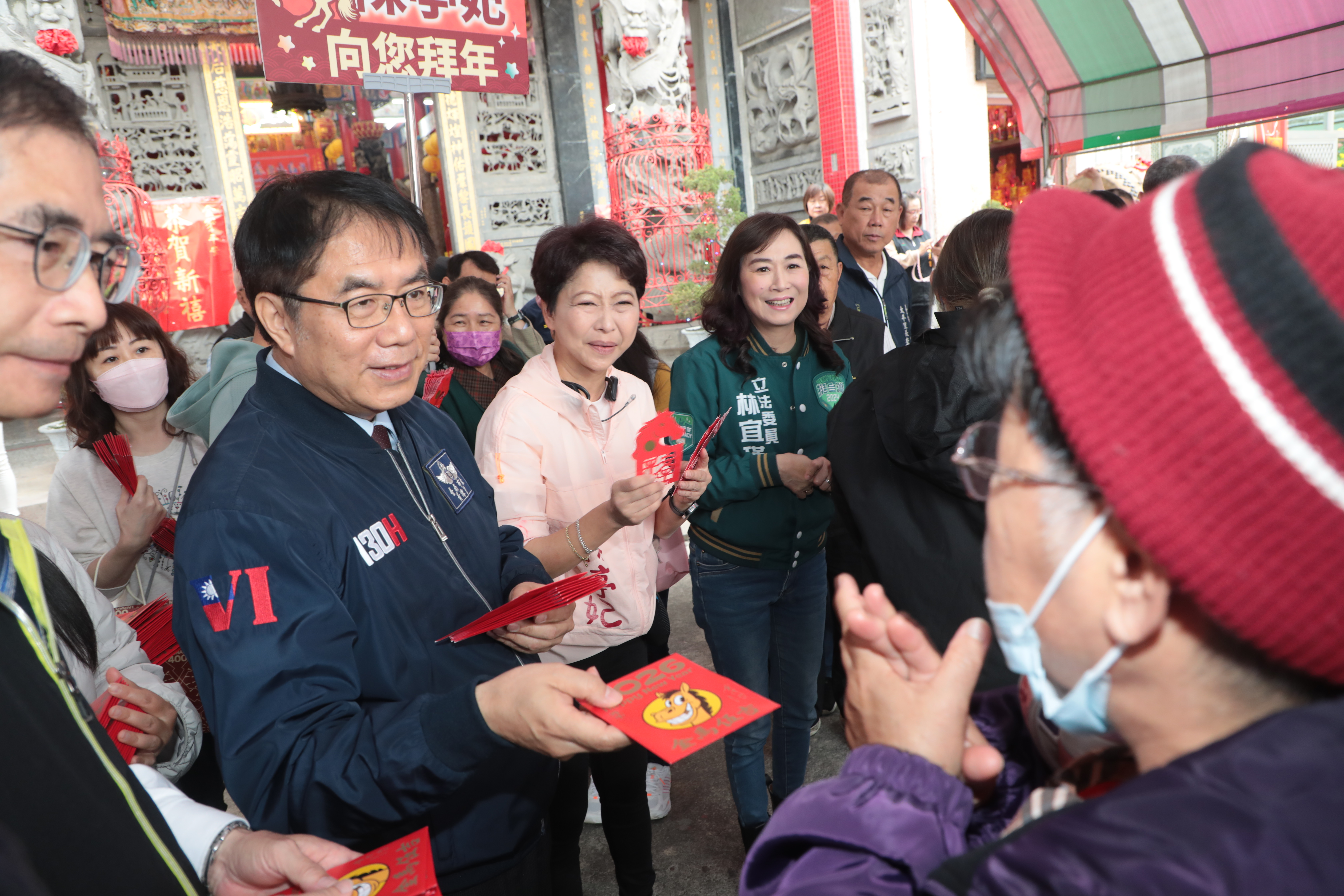 黃偉哲大年初一走春新化朝天宮　向市民拜年發小紅包祈福迎新春