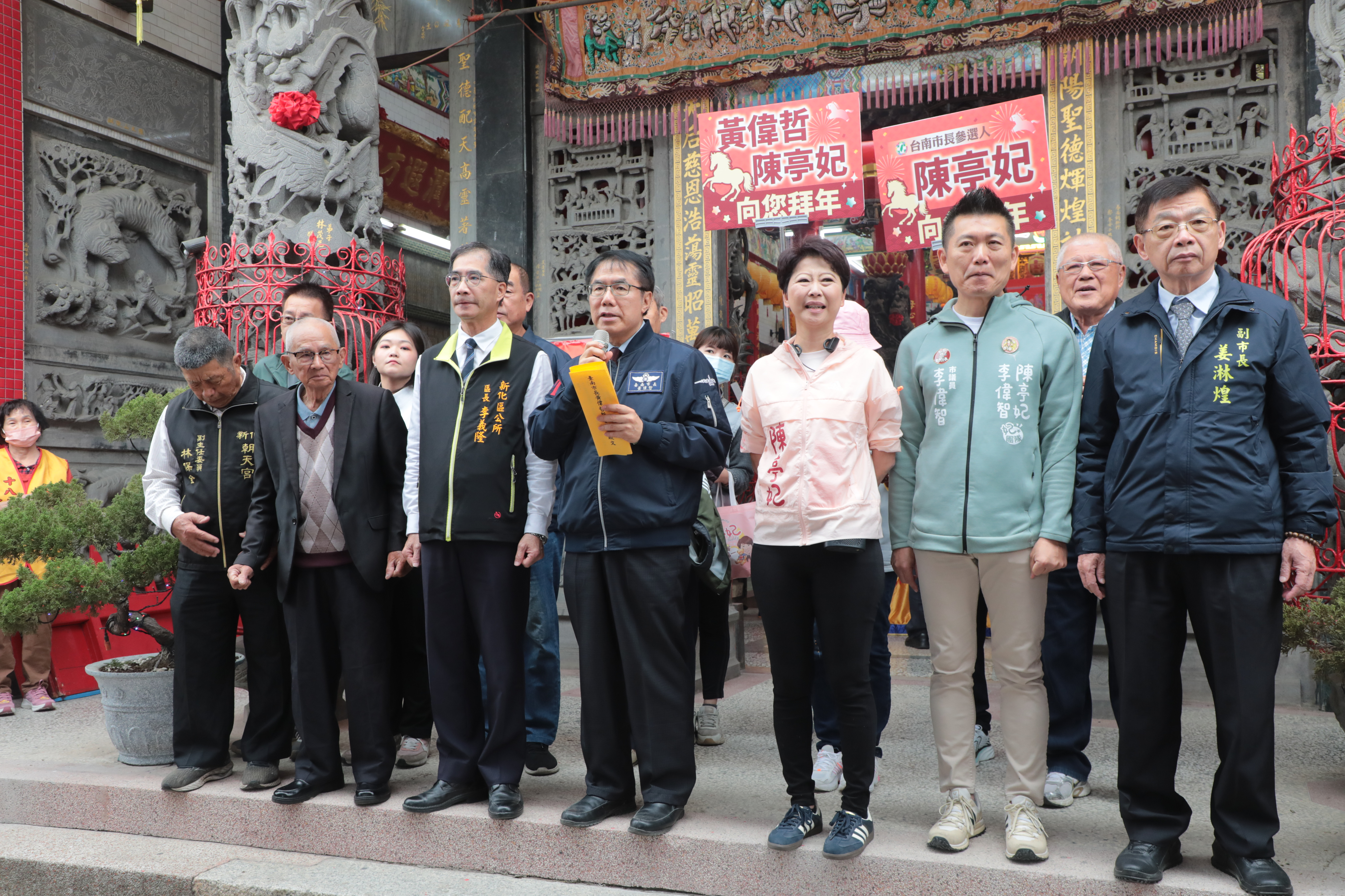 黃偉哲大年初一走春新化朝天宮 向市民拜年發小紅包祈福迎新春