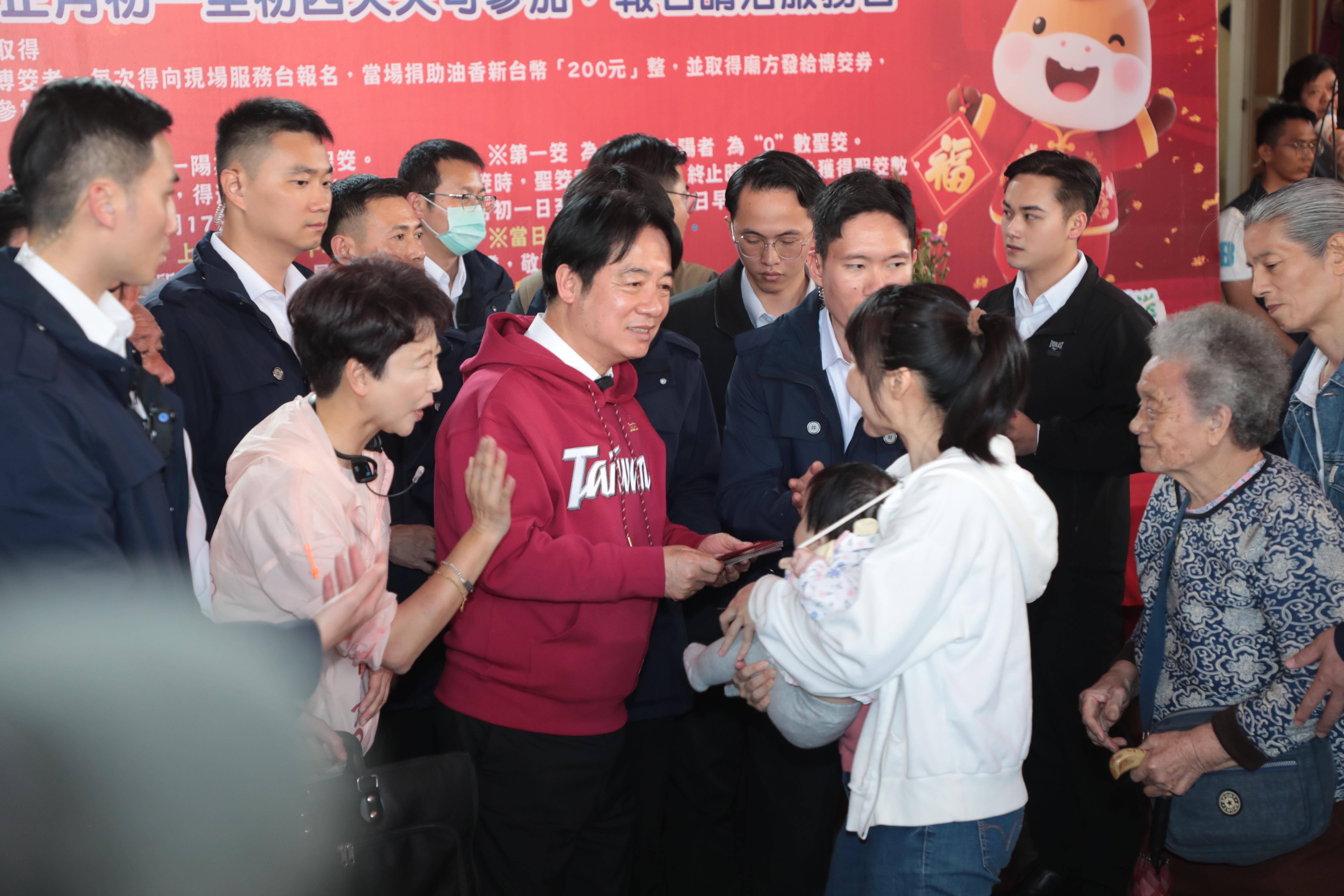 黃偉哲偕賴清德總統麻豆代天府參香發福袋 向鄉親拜年祈願台南平安順遂