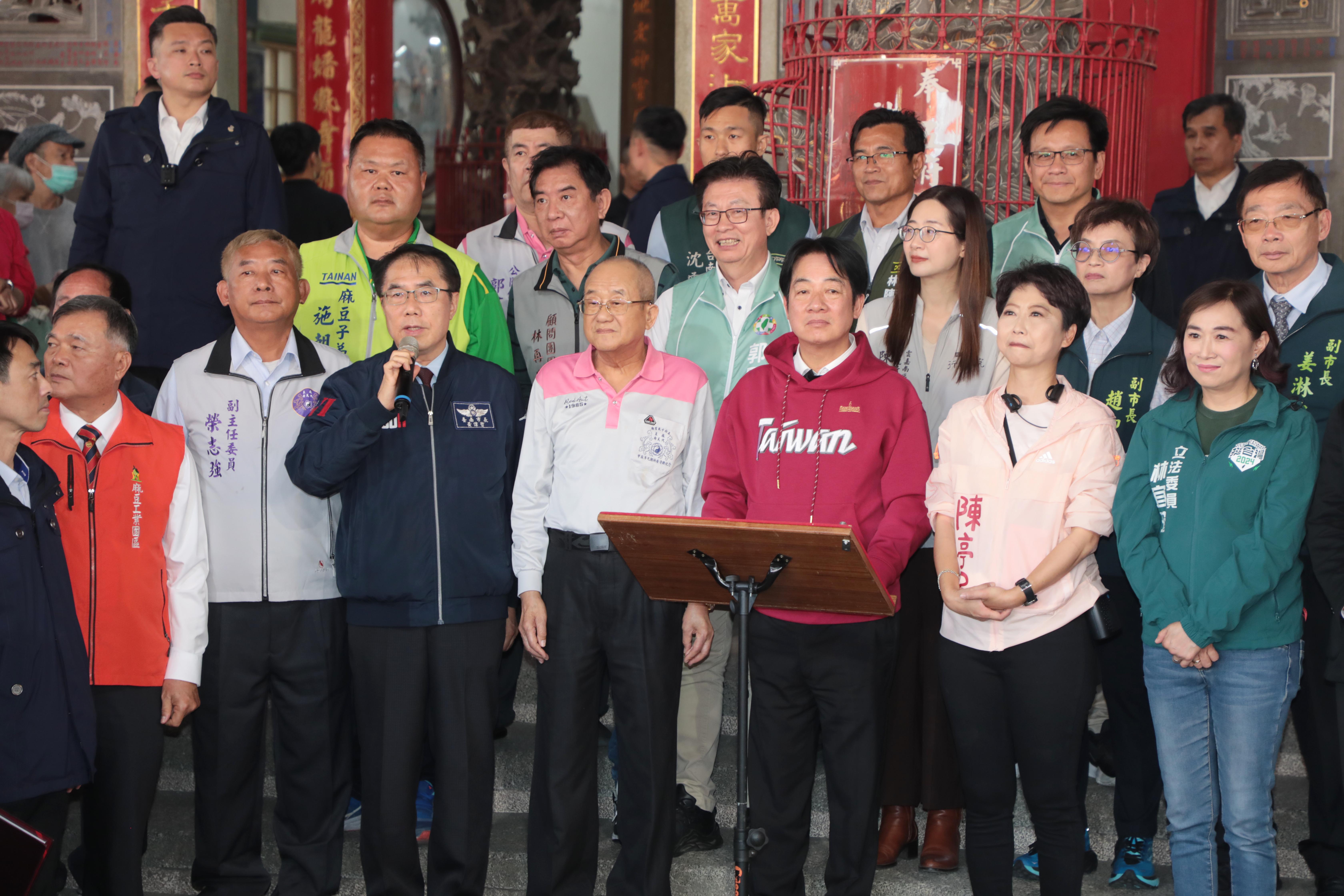 黃偉哲偕賴清德總統麻豆代天府參香發福袋 向鄉親拜年祈願台南平安順遂