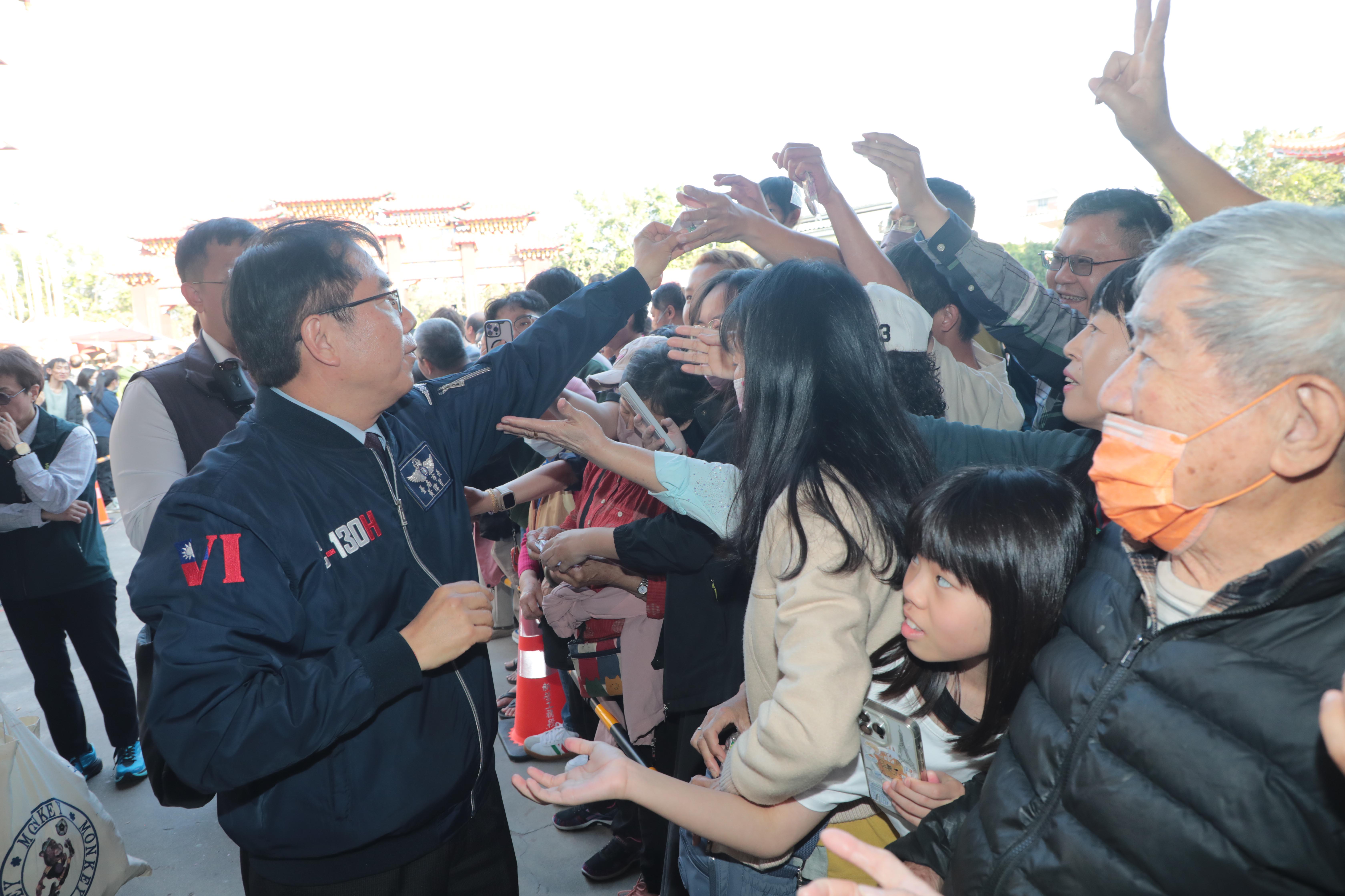 黃偉哲偕賴清德總統麻豆代天府參香發福袋 向鄉親拜年祈願台南平安順遂