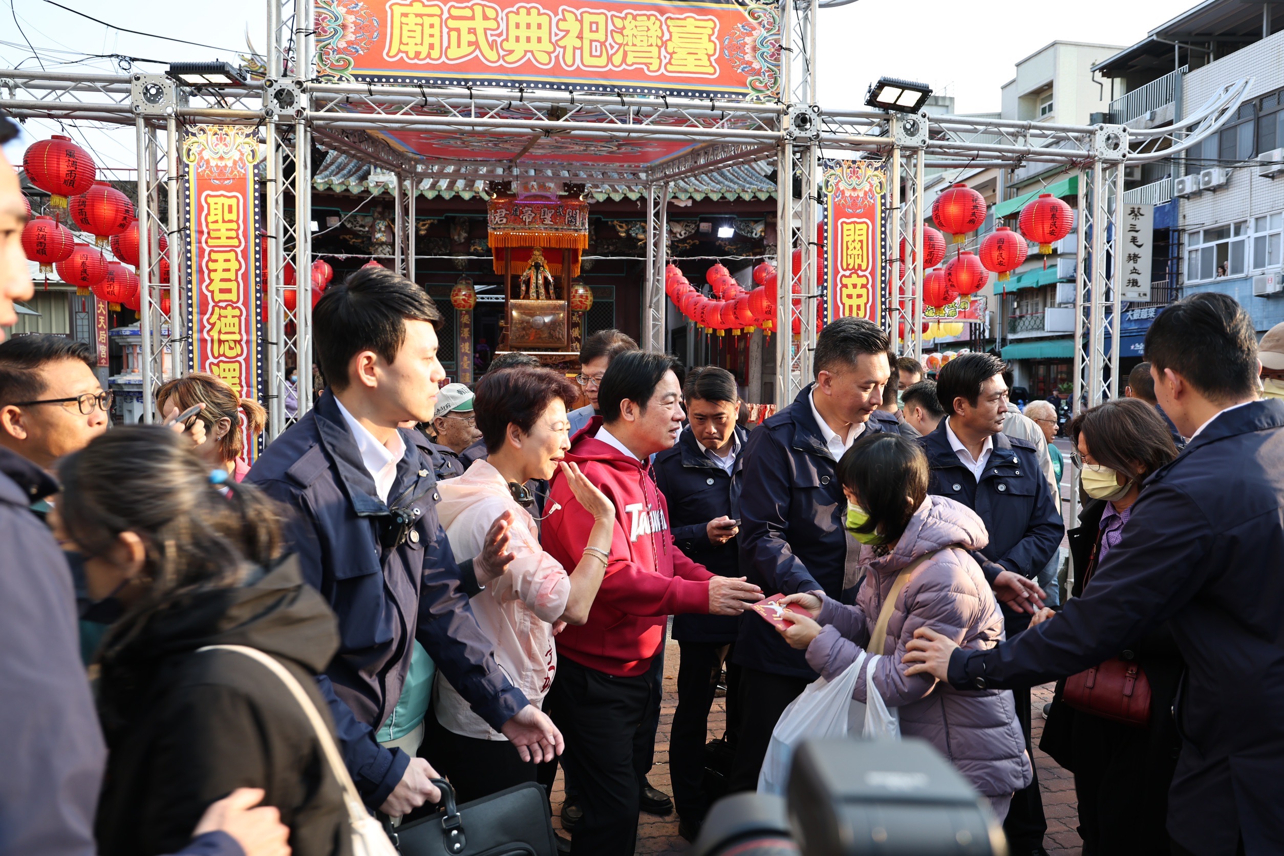 總統賴清德偕臺南市長黃偉哲初二參拜祀典武廟 發放新春紅包與民同樂