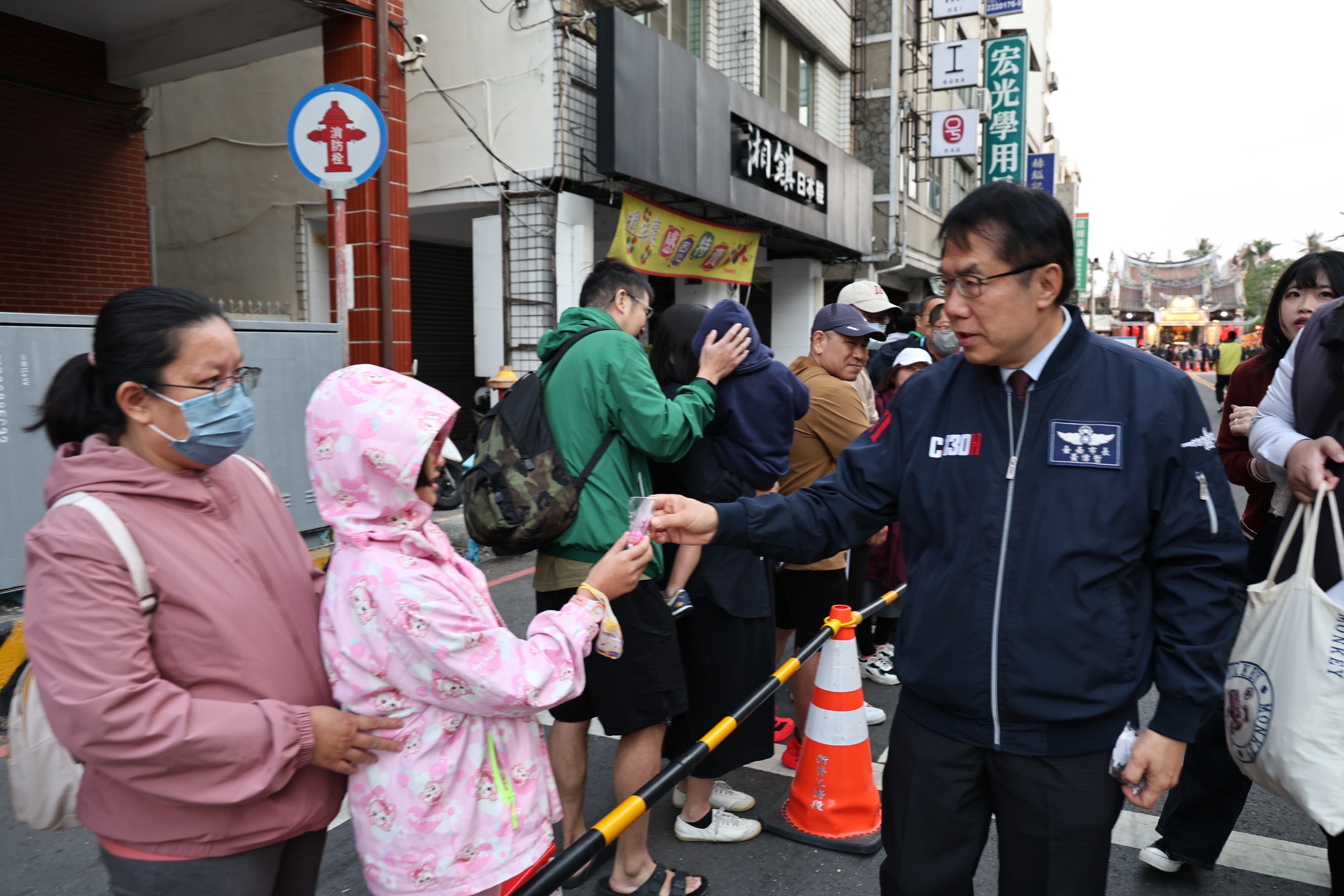 總統賴清德偕臺南市長黃偉哲初二參拜祀典武廟 發放新春紅包與民同樂