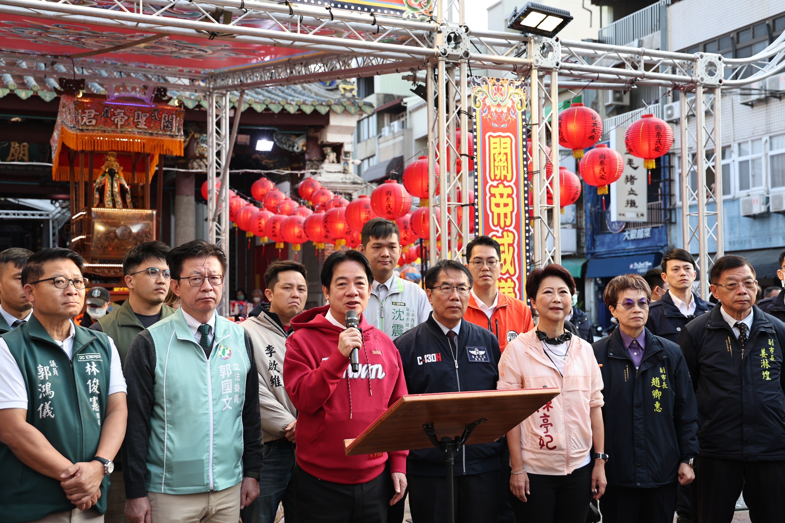 總統賴清德偕臺南市長黃偉哲初二參拜祀典武廟 發放新春紅包與民同樂