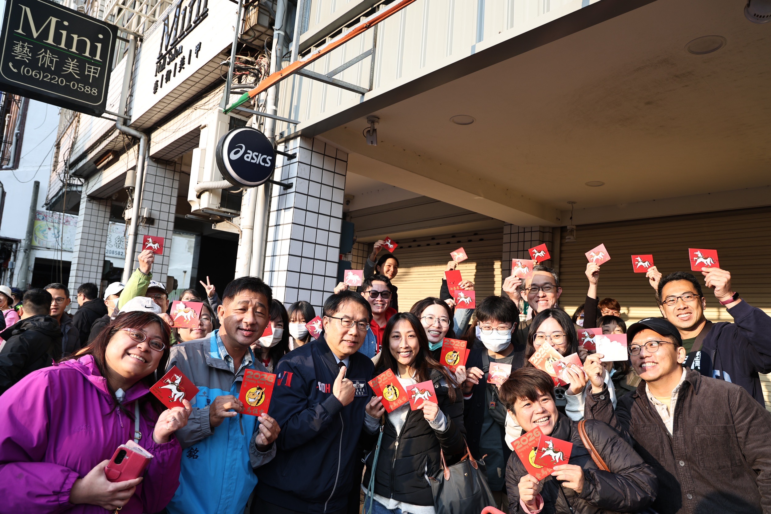 總統賴清德偕臺南市長黃偉哲初二參拜祀典武廟 發放新春紅包與民同樂