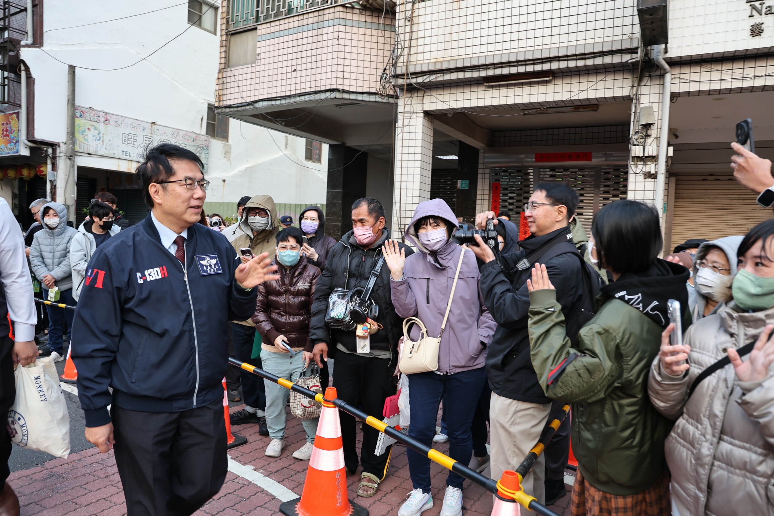 總統賴清德偕臺南市長黃偉哲初二參拜祀典武廟 發放新春紅包與民同樂