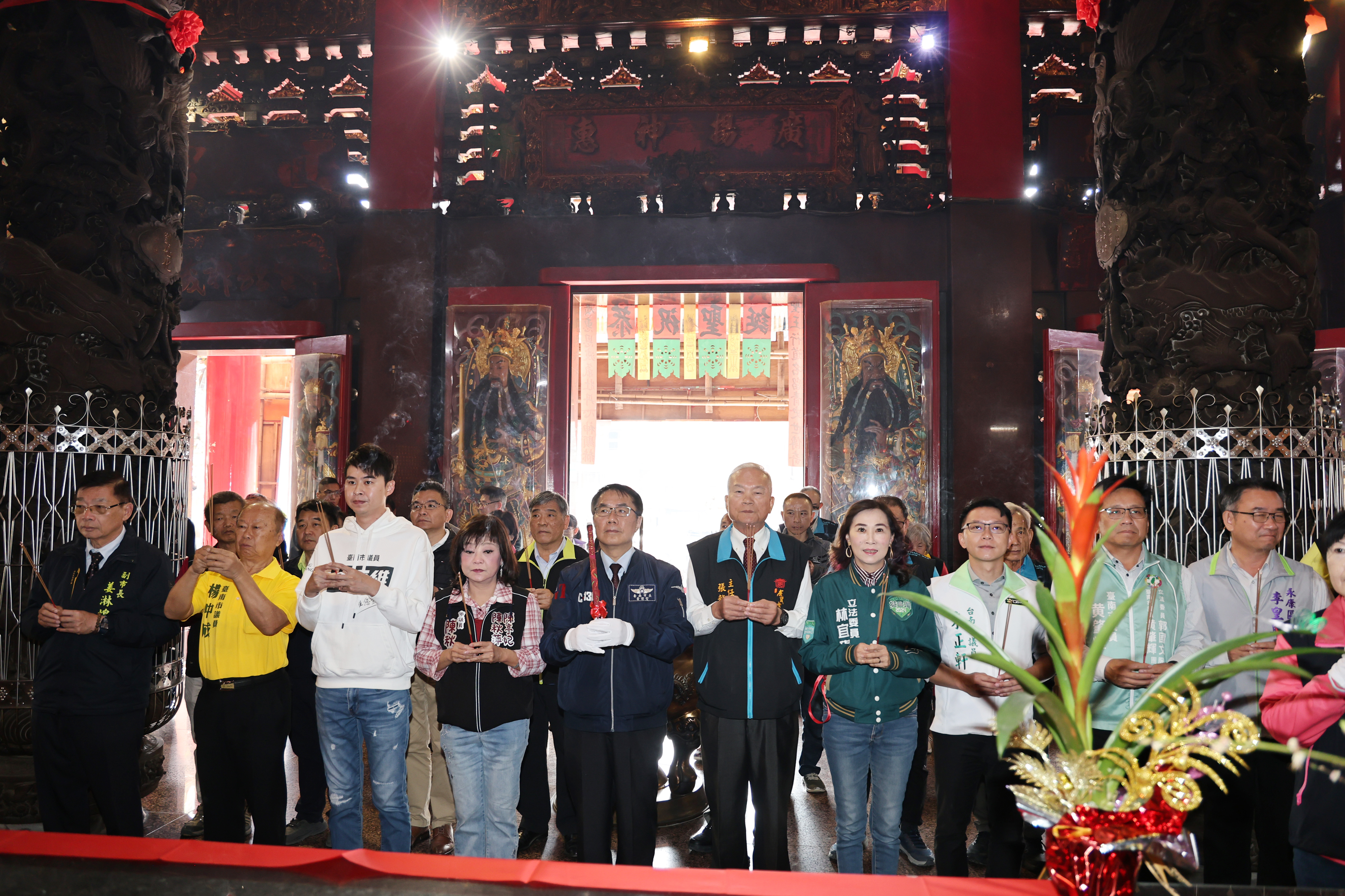 初二回娘家 黃偉哲馬不停蹄參拜祈福、發放小紅包與民同慶