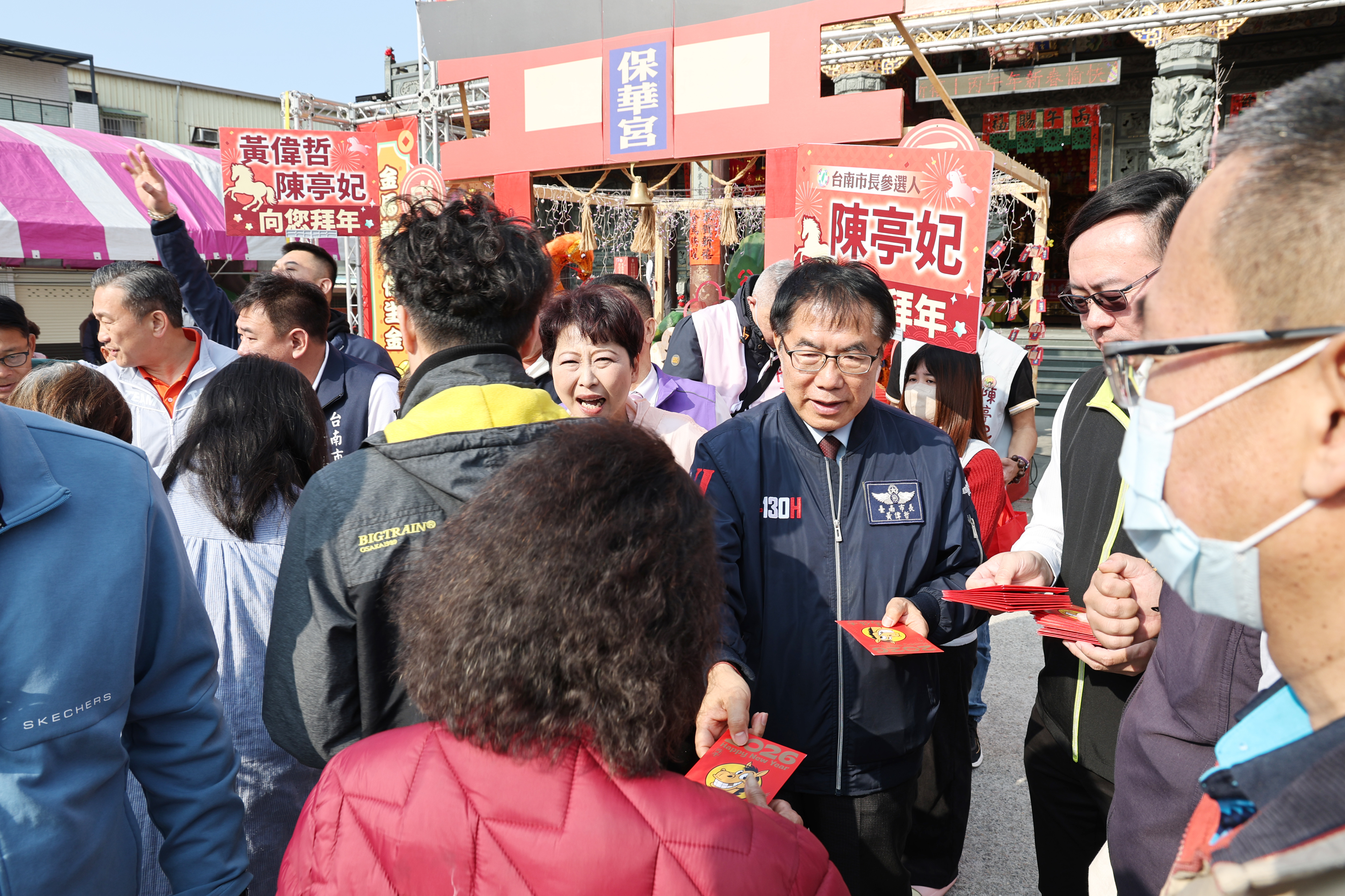 台南市長黃偉哲初二回娘家，參拜祈福、發紅包，與民同樂慶新年！