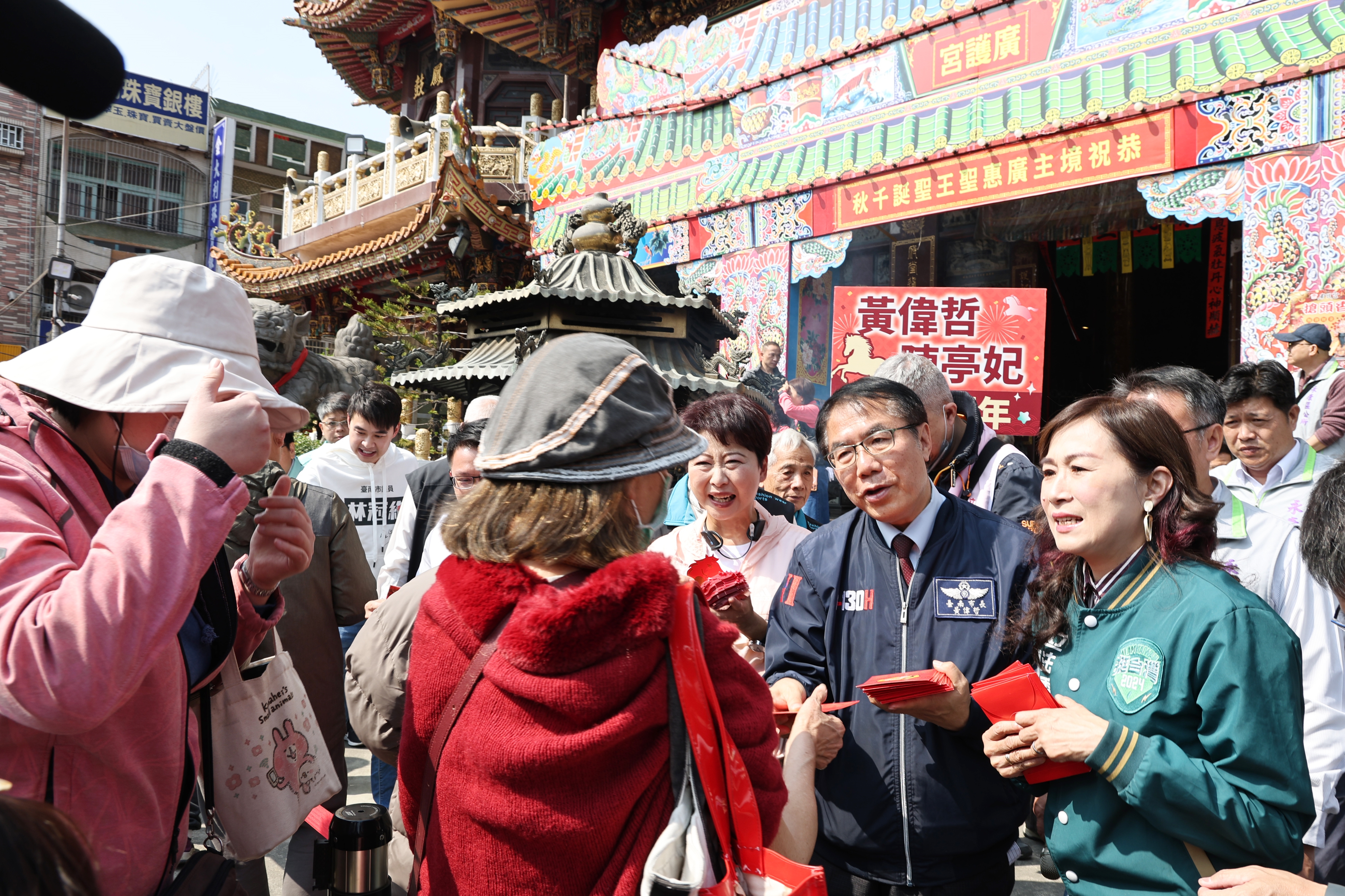 初二回娘家 黃偉哲馬不停蹄參拜祈福、發放小紅包與民同慶