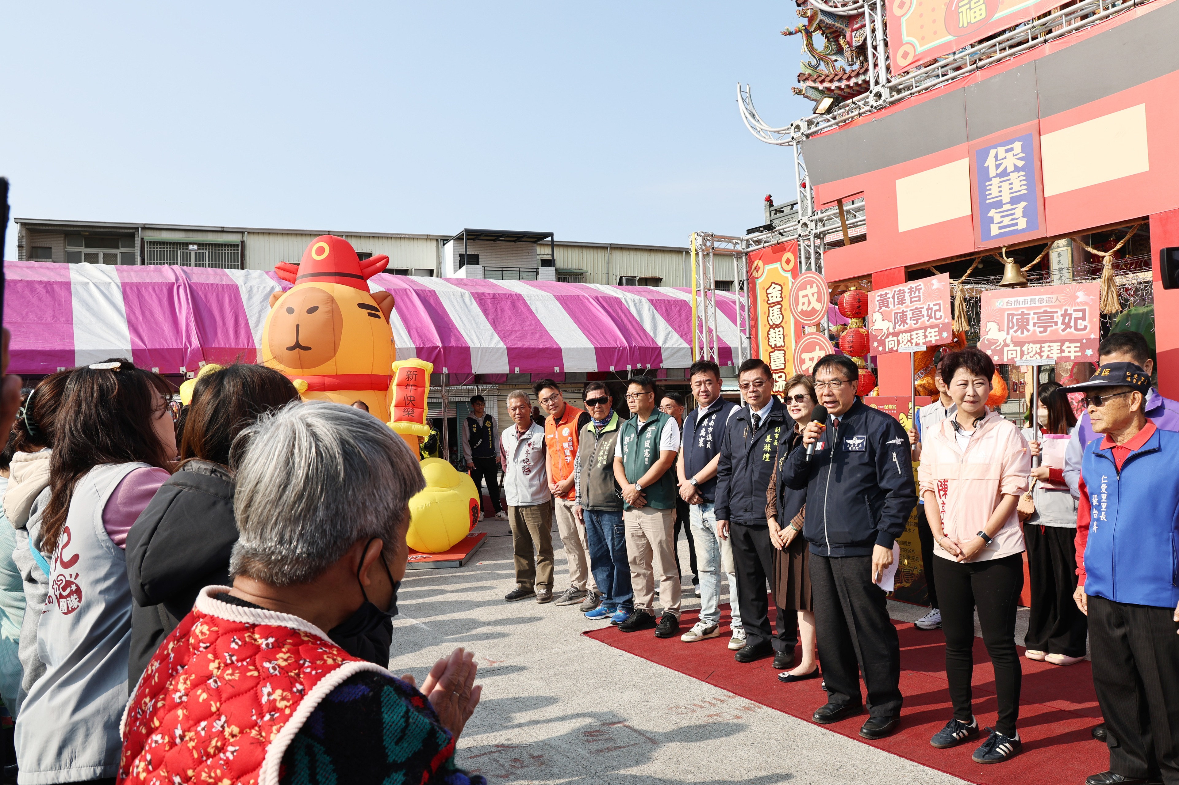 初二回娘家 黃偉哲馬不停蹄參拜祈福、發放小紅包與民同慶