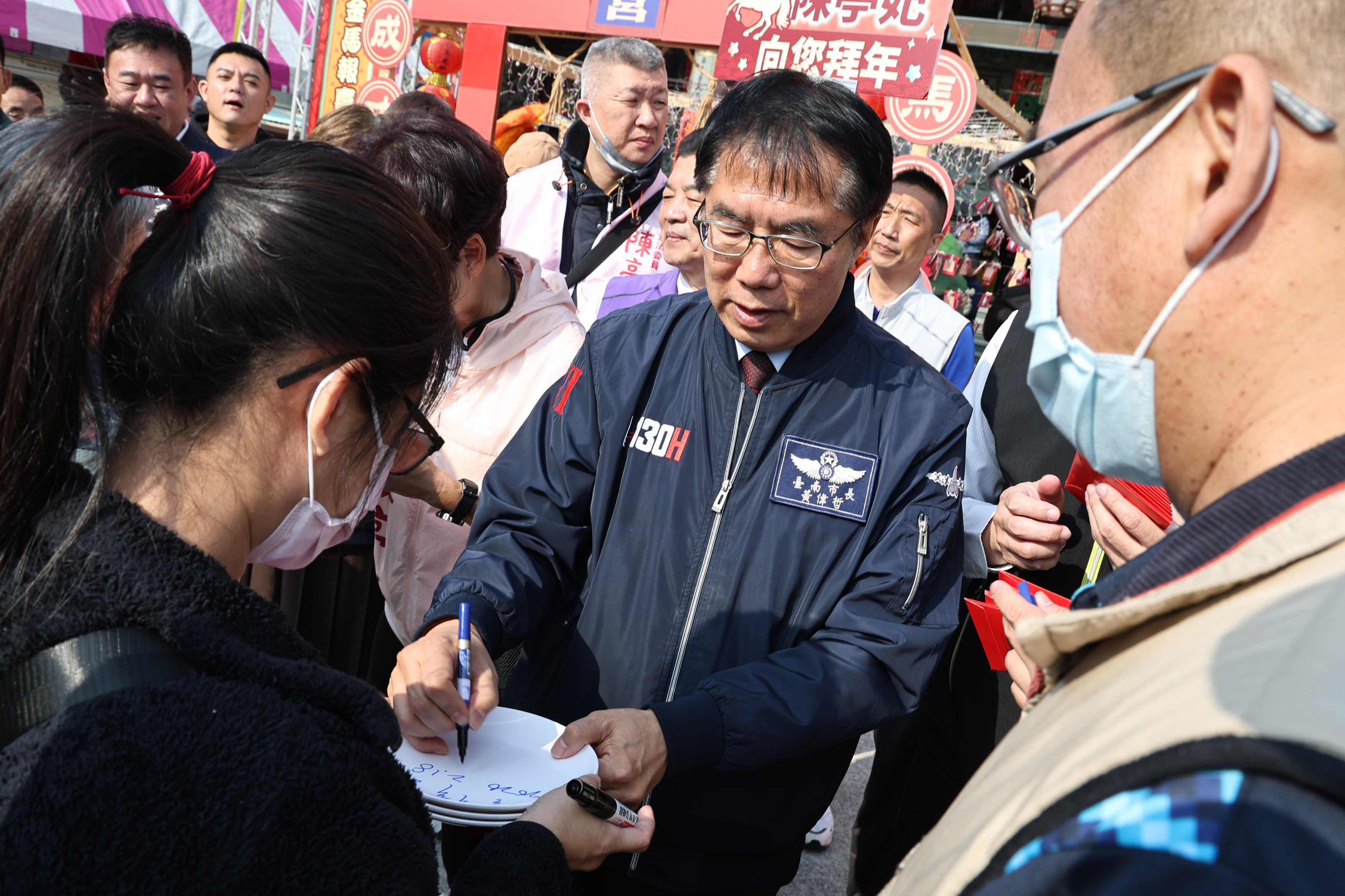 初二回娘家 黃偉哲馬不停蹄參拜祈福、發放小紅包與民同慶