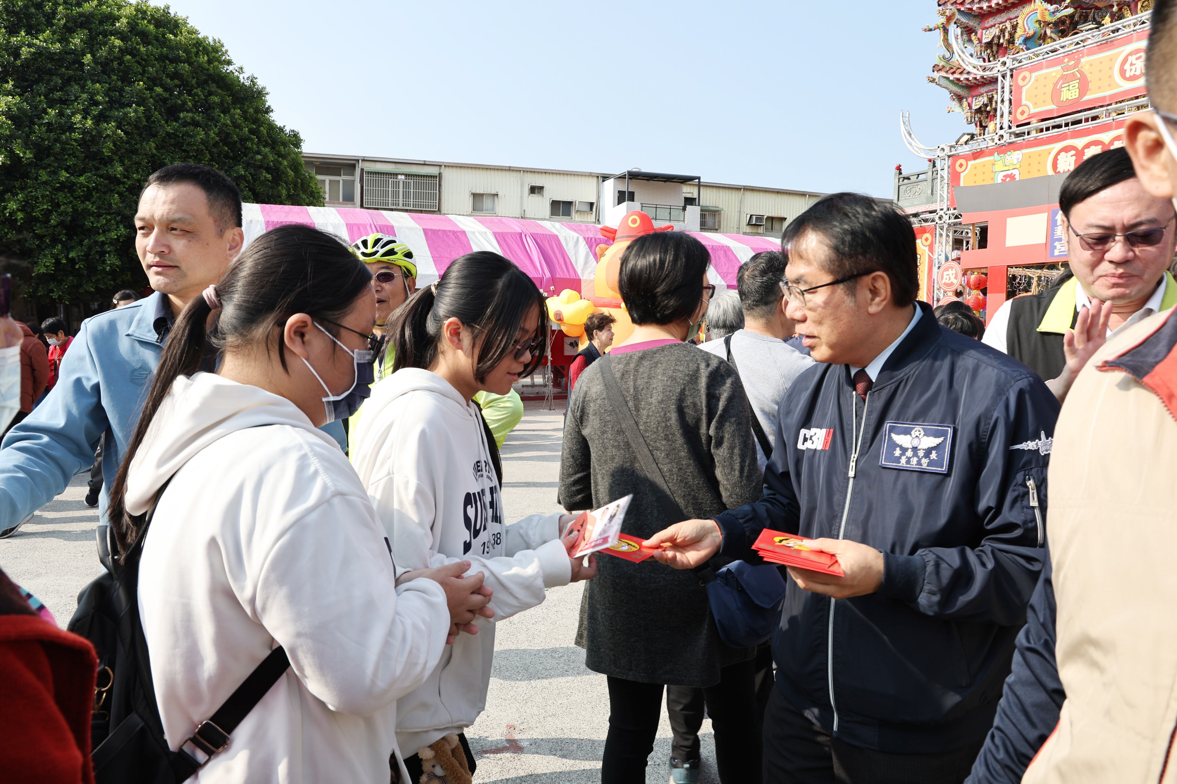初二回娘家 黃偉哲馬不停蹄參拜祈福、發放小紅包與民同慶