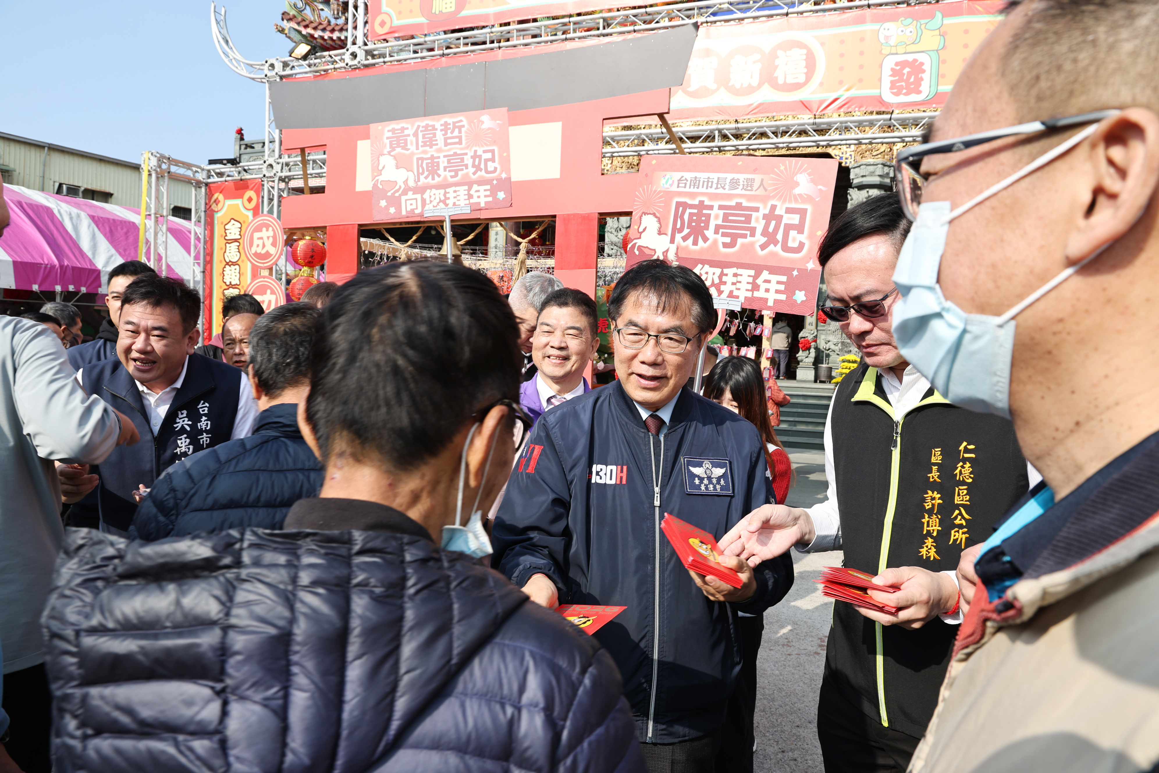 初二回娘家 黃偉哲馬不停蹄參拜祈福、發放小紅包與民同慶