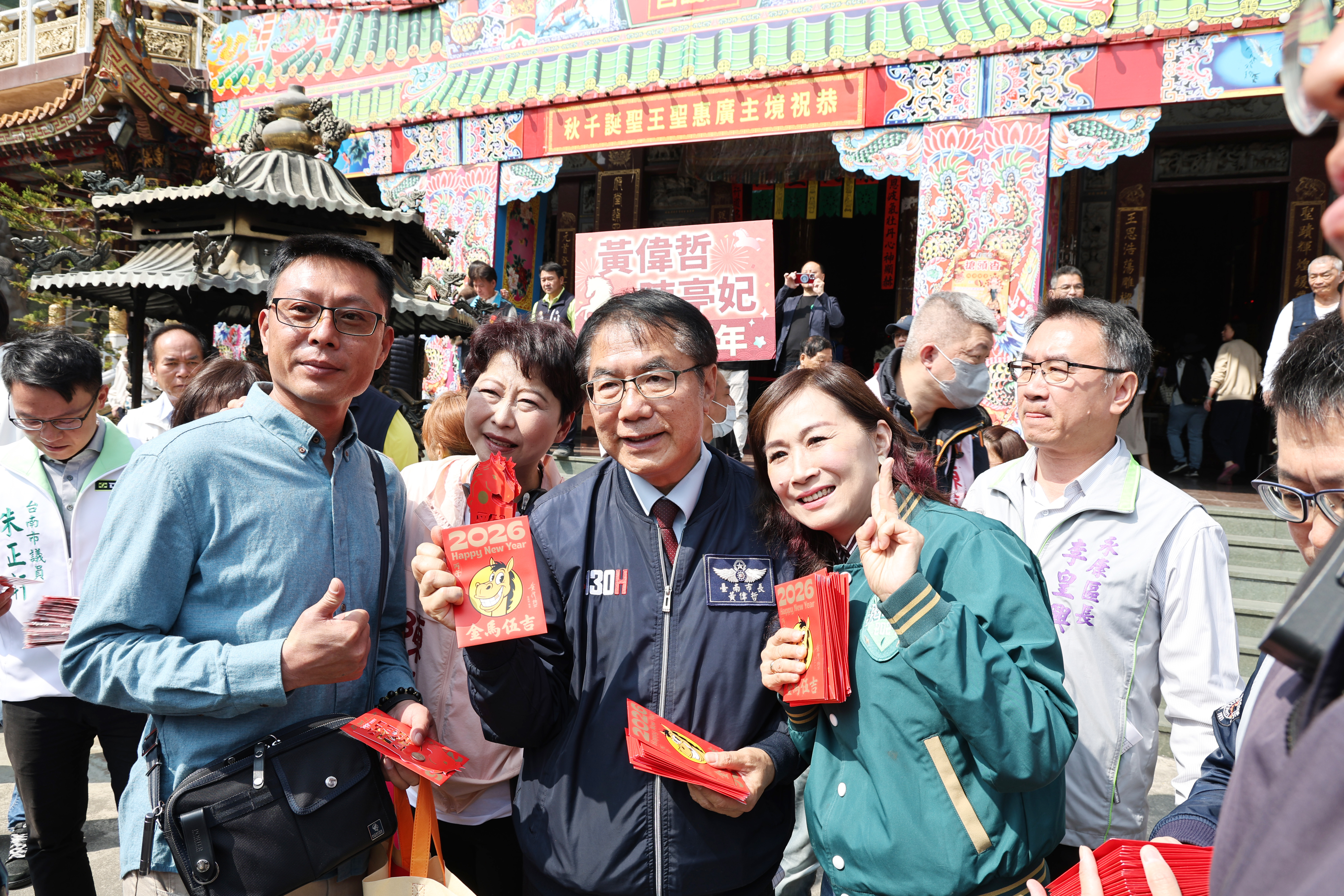 初二回娘家 黃偉哲馬不停蹄參拜祈福、發放小紅包與民同慶