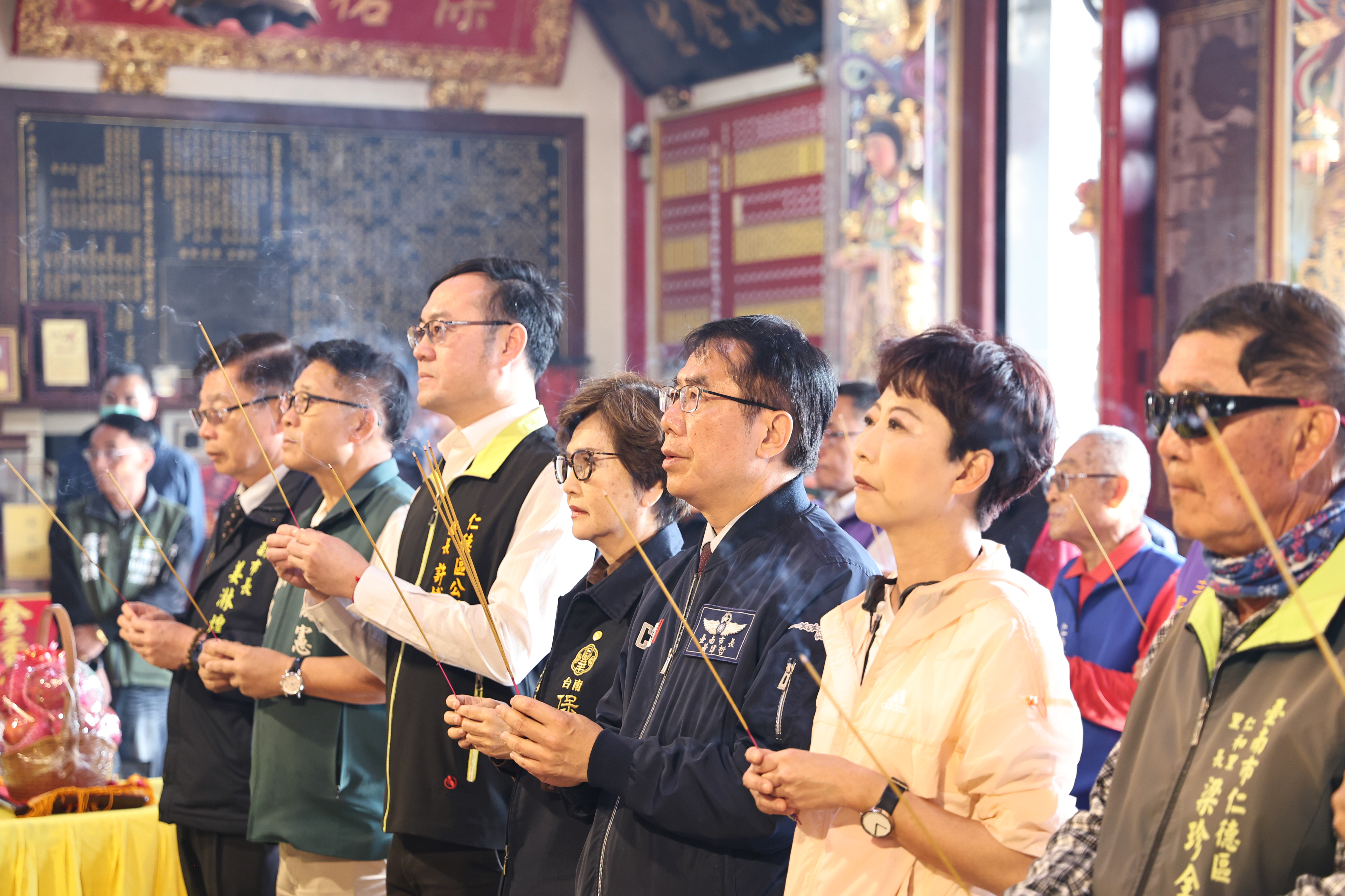 初二回娘家 黃偉哲馬不停蹄參拜祈福、發放小紅包與民同慶