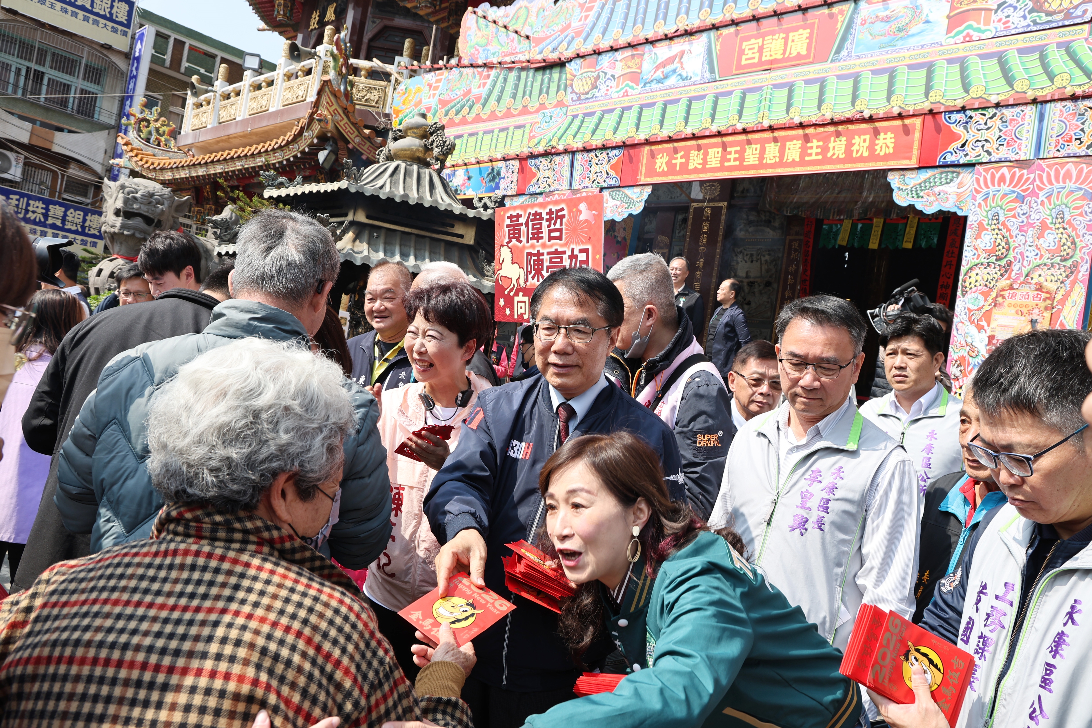 初二回娘家 黃偉哲馬不停蹄參拜祈福、發放小紅包與民同慶