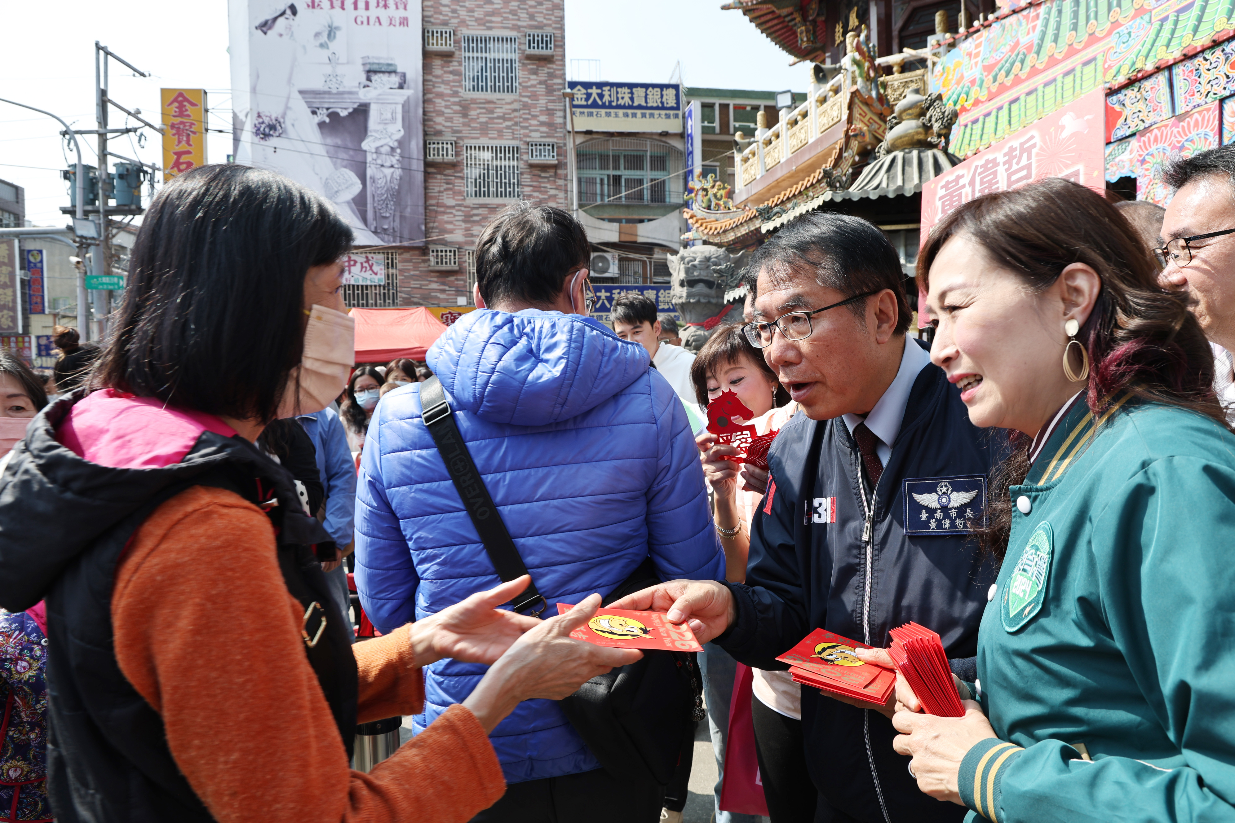 初二回娘家 黃偉哲馬不停蹄參拜祈福、發放小紅包與民同慶