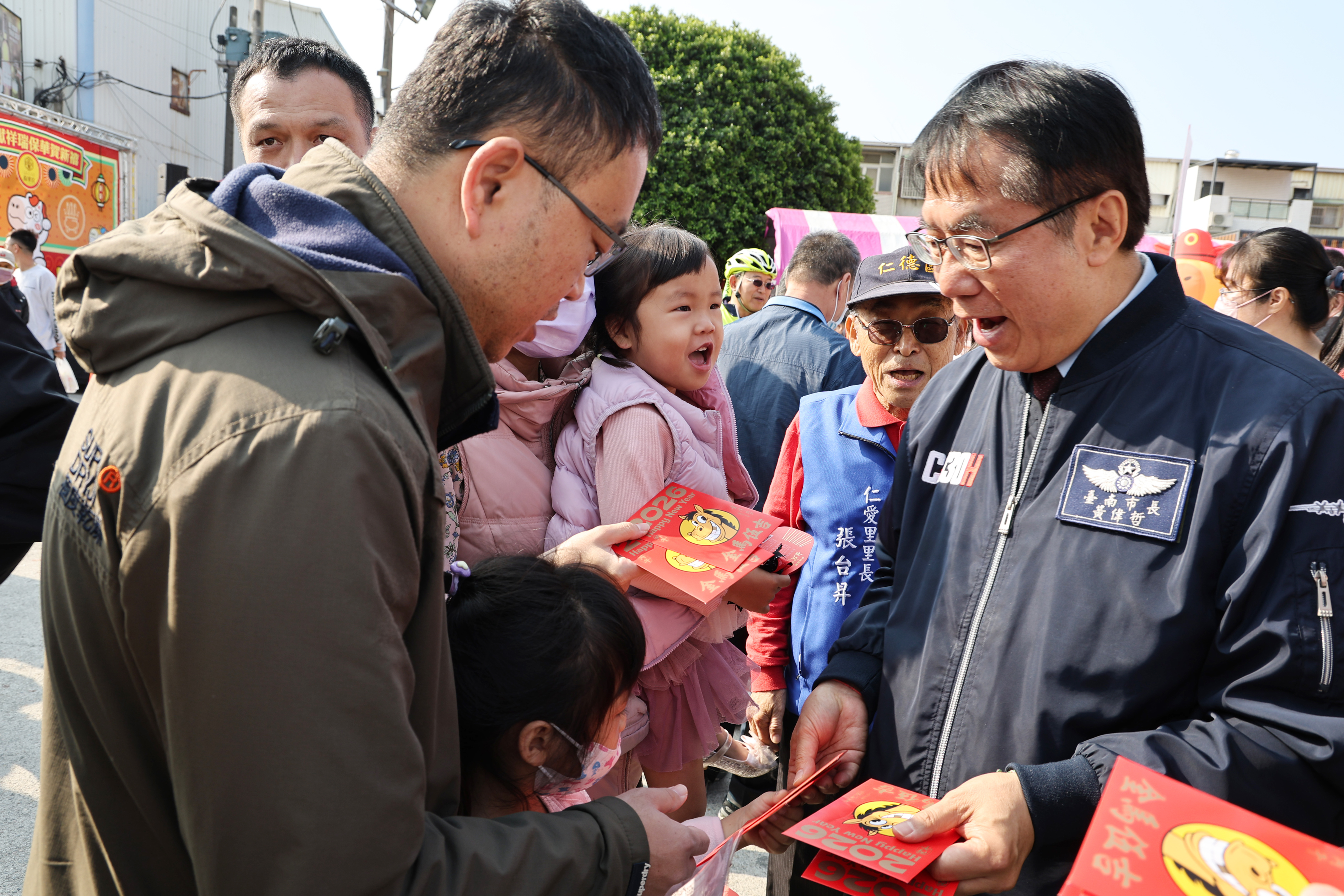 初二回娘家 黃偉哲馬不停蹄參拜祈福、發放小紅包與民同慶
