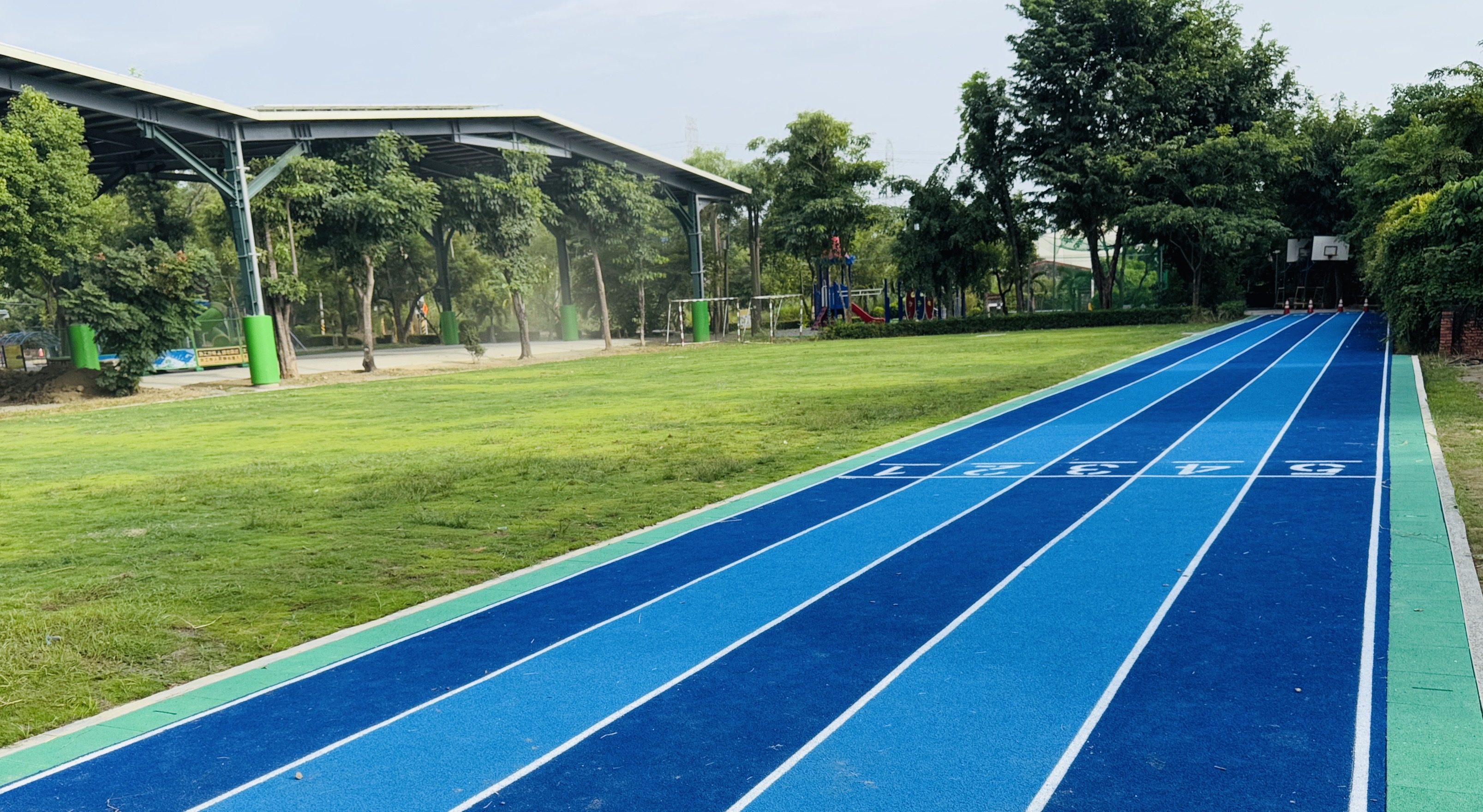 偏鄉校園運動場域耀眼登場，關廟區文和實驗小學綠野廣闊新天地 體育局協助爭取中央補助398萬元 完成草地操場PU跑道建置