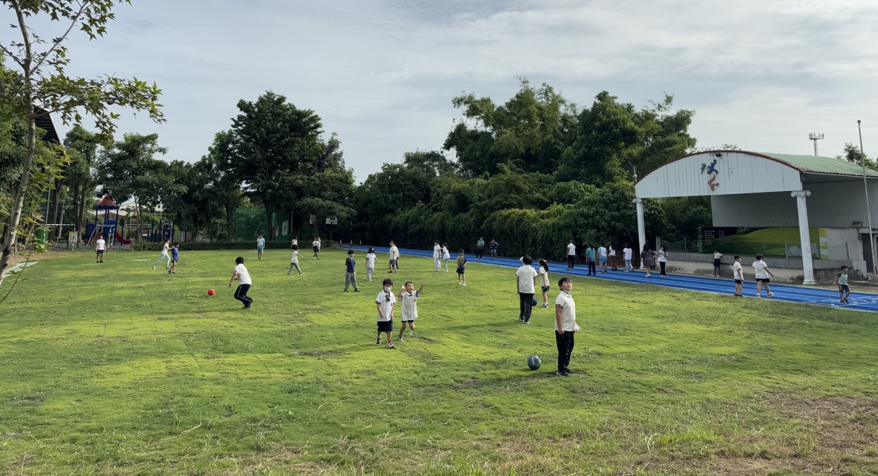 偏鄉校園運動場域耀眼登場，關廟區文和實驗小學綠野廣闊新天地 體育局協助爭取中央補助398萬元 完成草地操場PU跑道建置