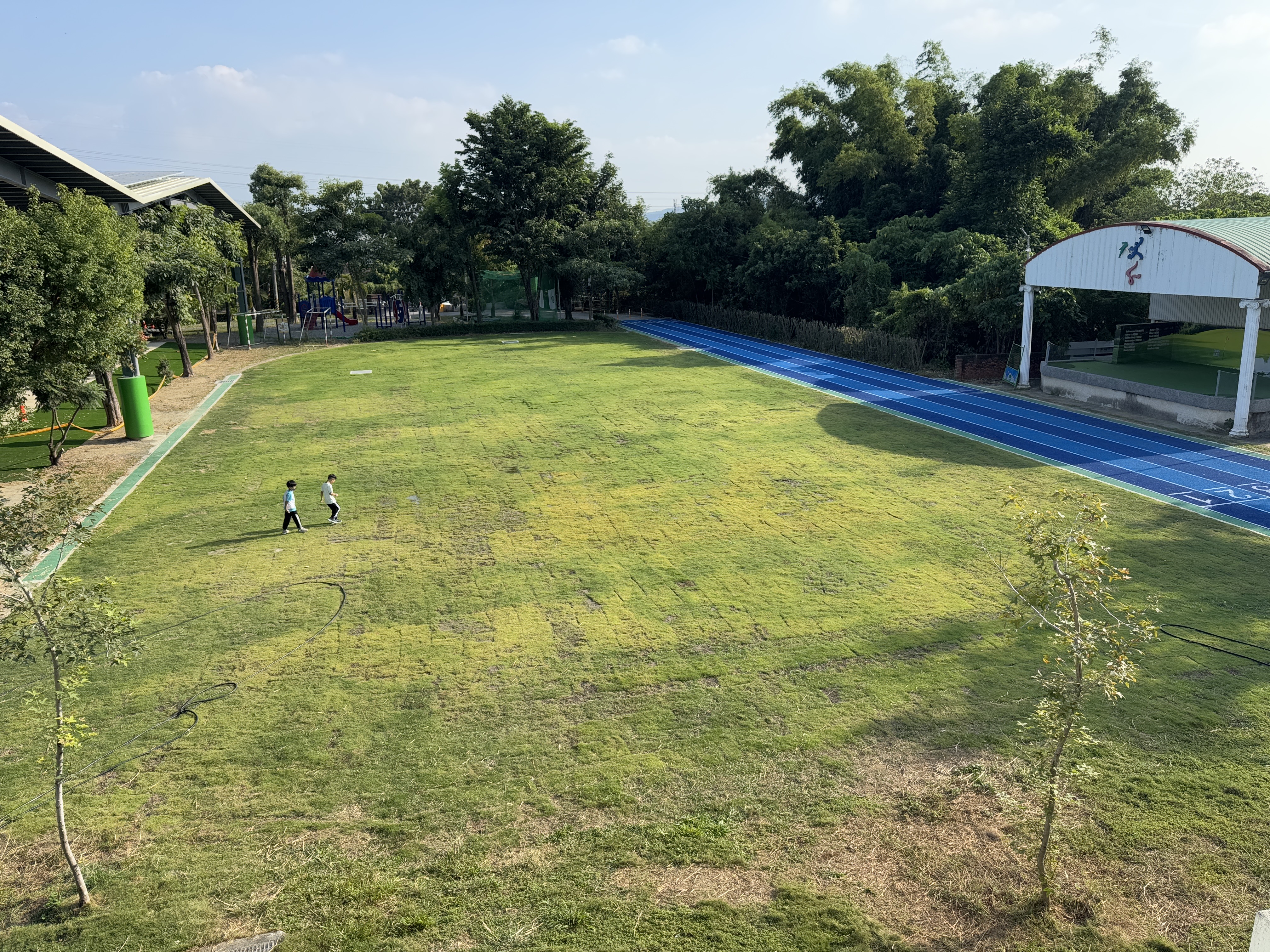 關廟文和國小運動場煥新！398萬中央補助打造綠意PU跑道，偏鄉孩子運動新天地登場。