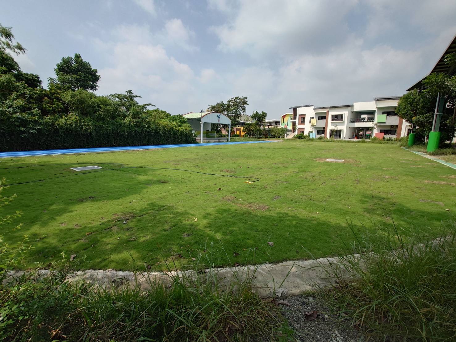 偏鄉校園運動場域耀眼登場，關廟區文和實驗小學綠野廣闊新天地 體育局協助爭取中央補助398萬元 完成草地操場PU跑道建置