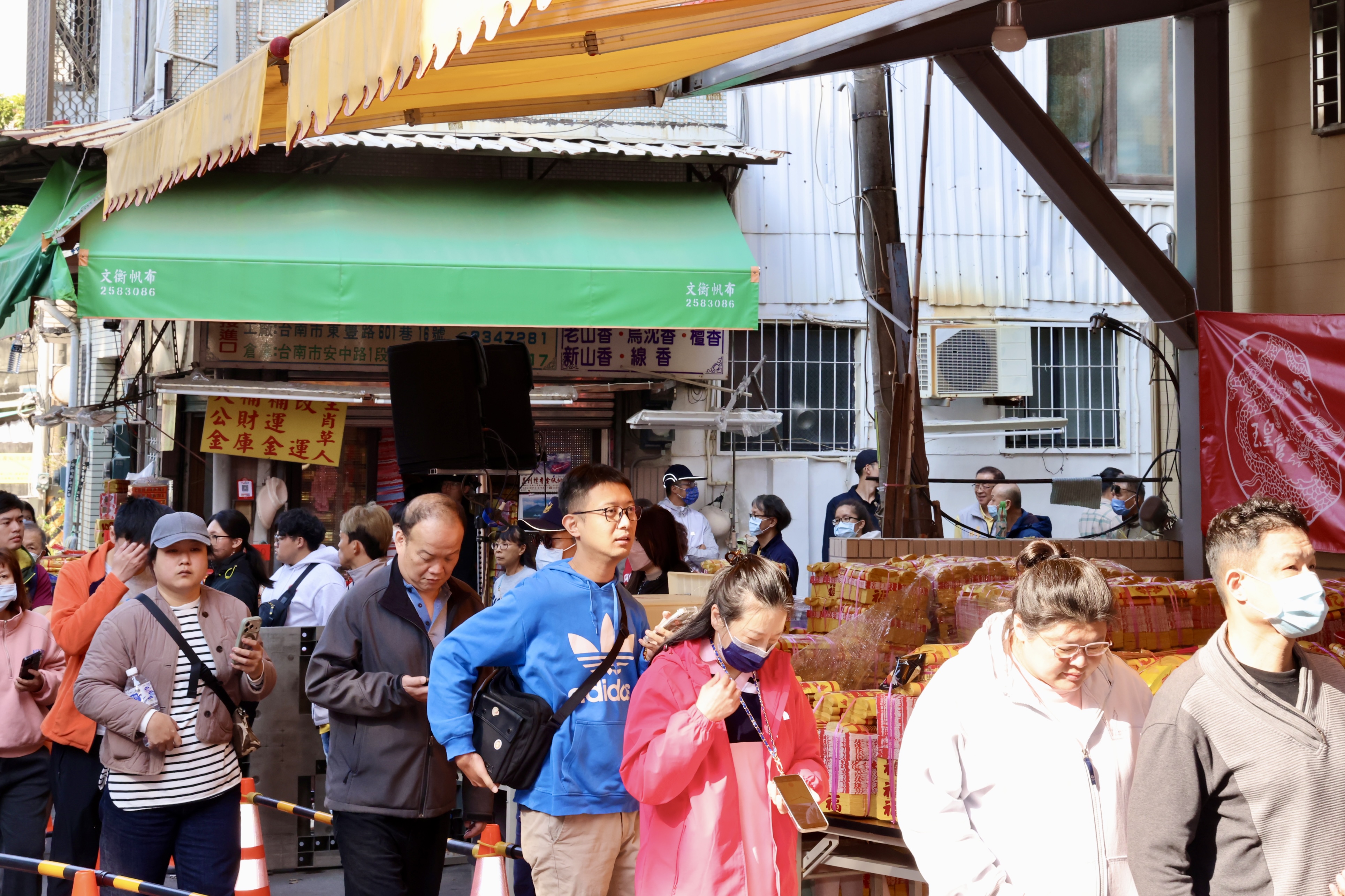 副總統蕭美琴初三赴台南開基玉皇宮走春參拜　黃偉哲陪同發放一元福袋